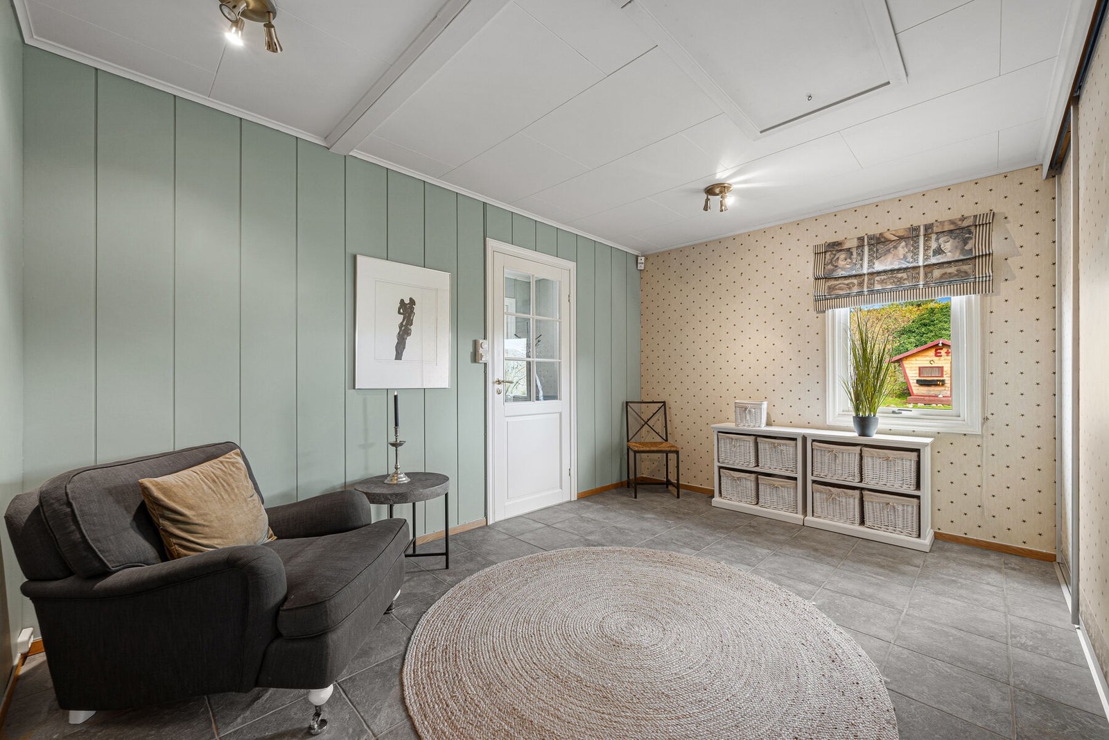 På innsiden av inngangspartiet er det en stor hall med godt med garderobeplass Galleribilde