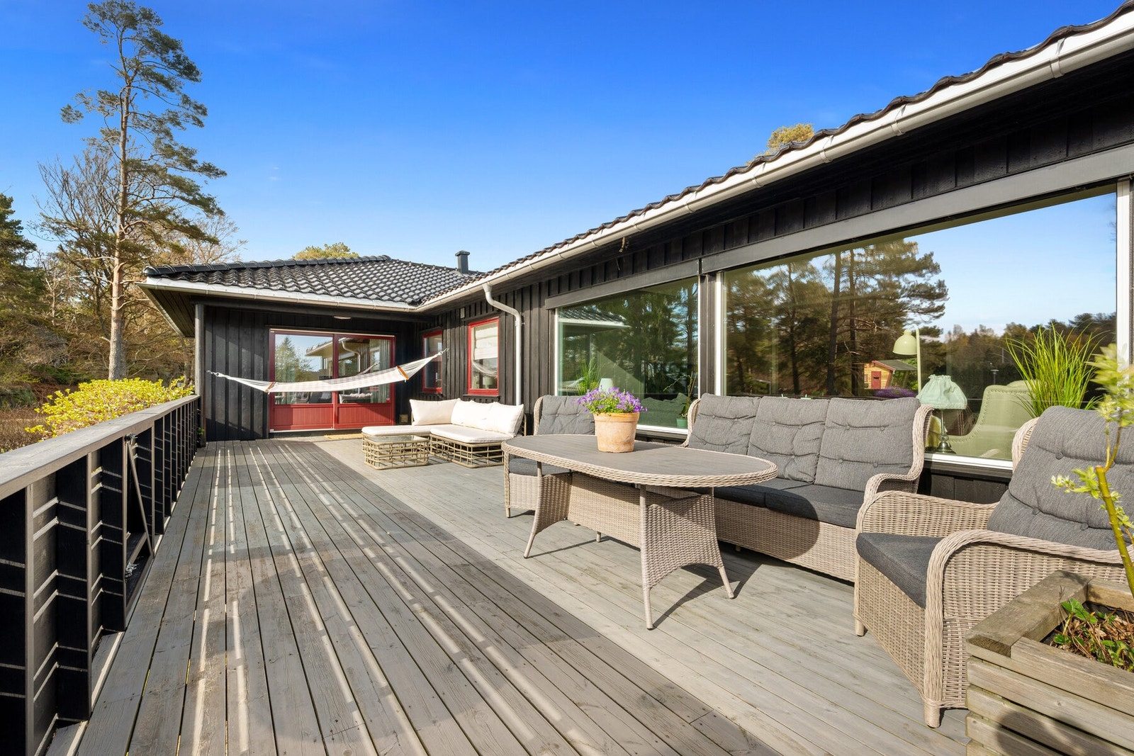 Stor vestvendt og skjermet terrasse Galleribilde