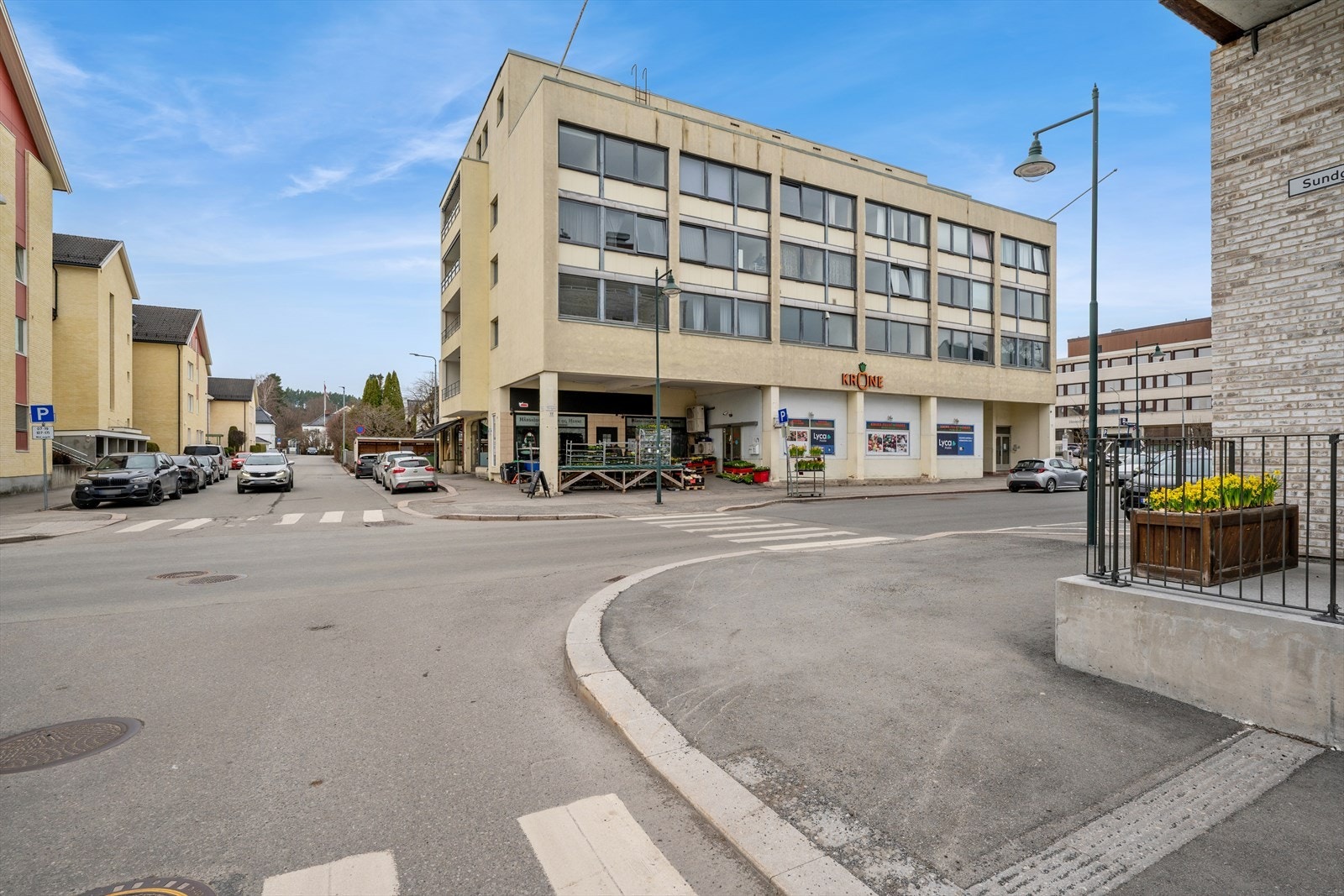 Bygget har en svært sentral beliggenhet, med butikker og servicetilbud rett utenfor døren. Galleribilde