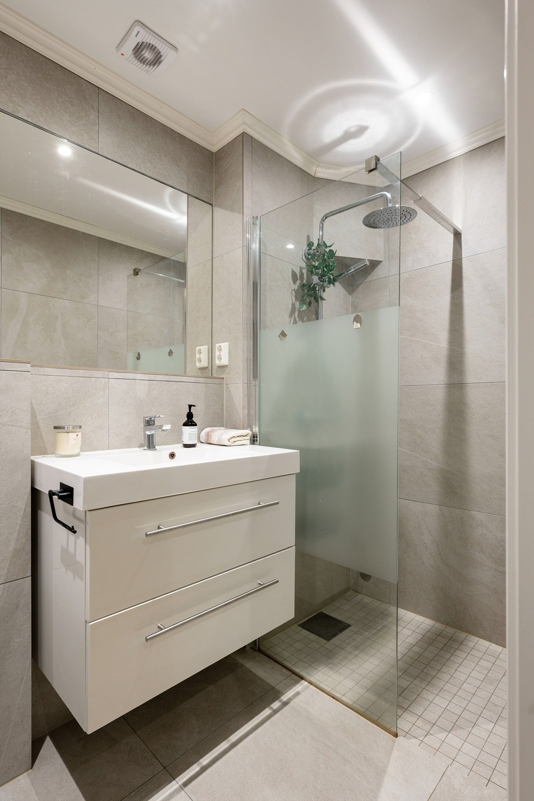 Badet har elektrisk styrt avtrekksvifte for god ventilasjon, installert i 2025 og et moderne rør-i-rør-system for vannledninger, installert i 2025. Galleribilde