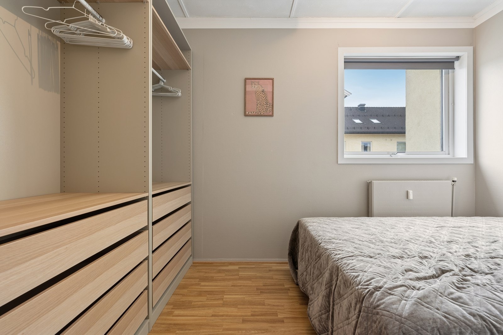 Soverommet har god plass til seng og en romslig, åpen garderobeløsning (montert 2025). Galleribilde
