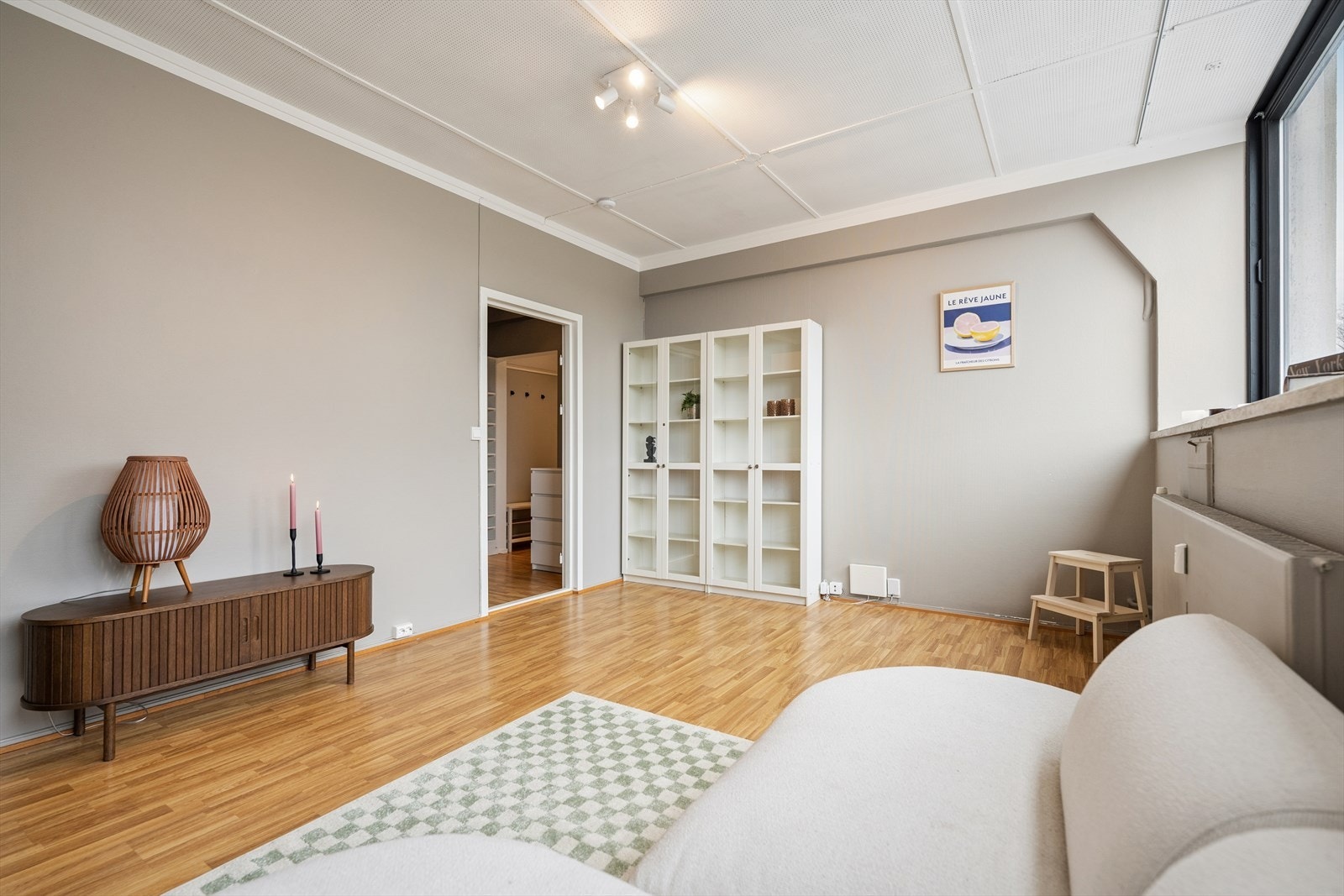 En lys og pen selveierleilighet midt i hjertet av Hønefoss sentrum. Perfekt for førstegangskjøp, pendlere eller utleie. Galleribilde
