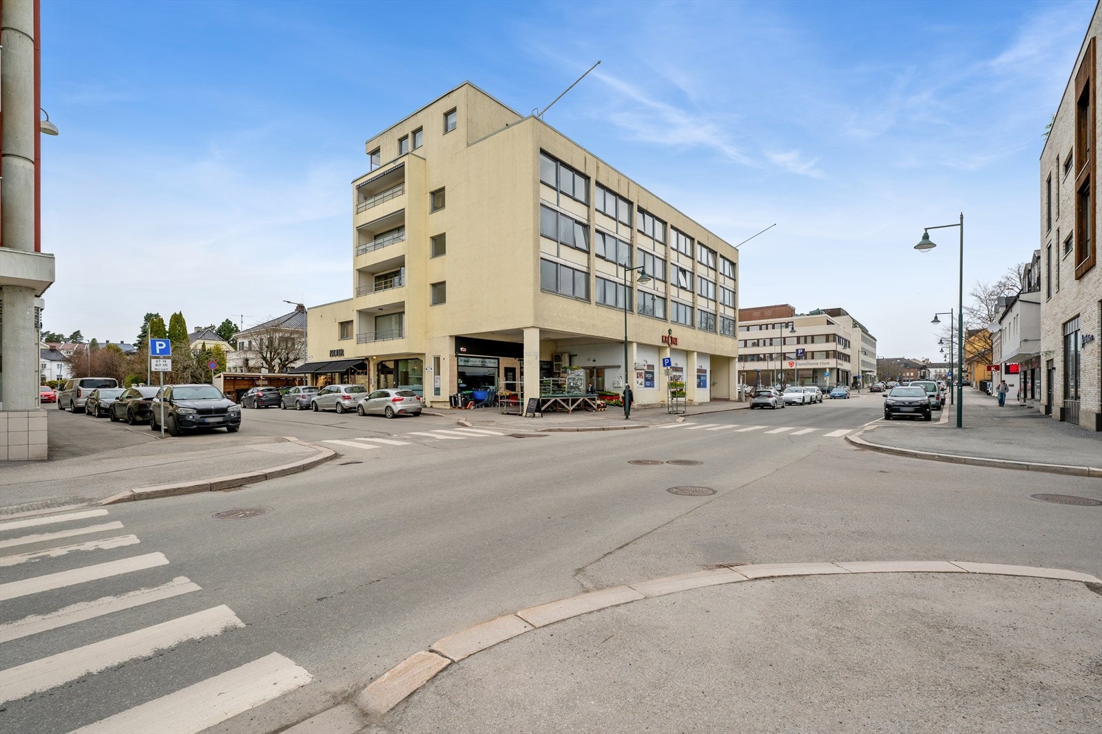 For pendlere er det kort vei til busstopp og gangavstand til Hønefoss stasjon. Galleribilde