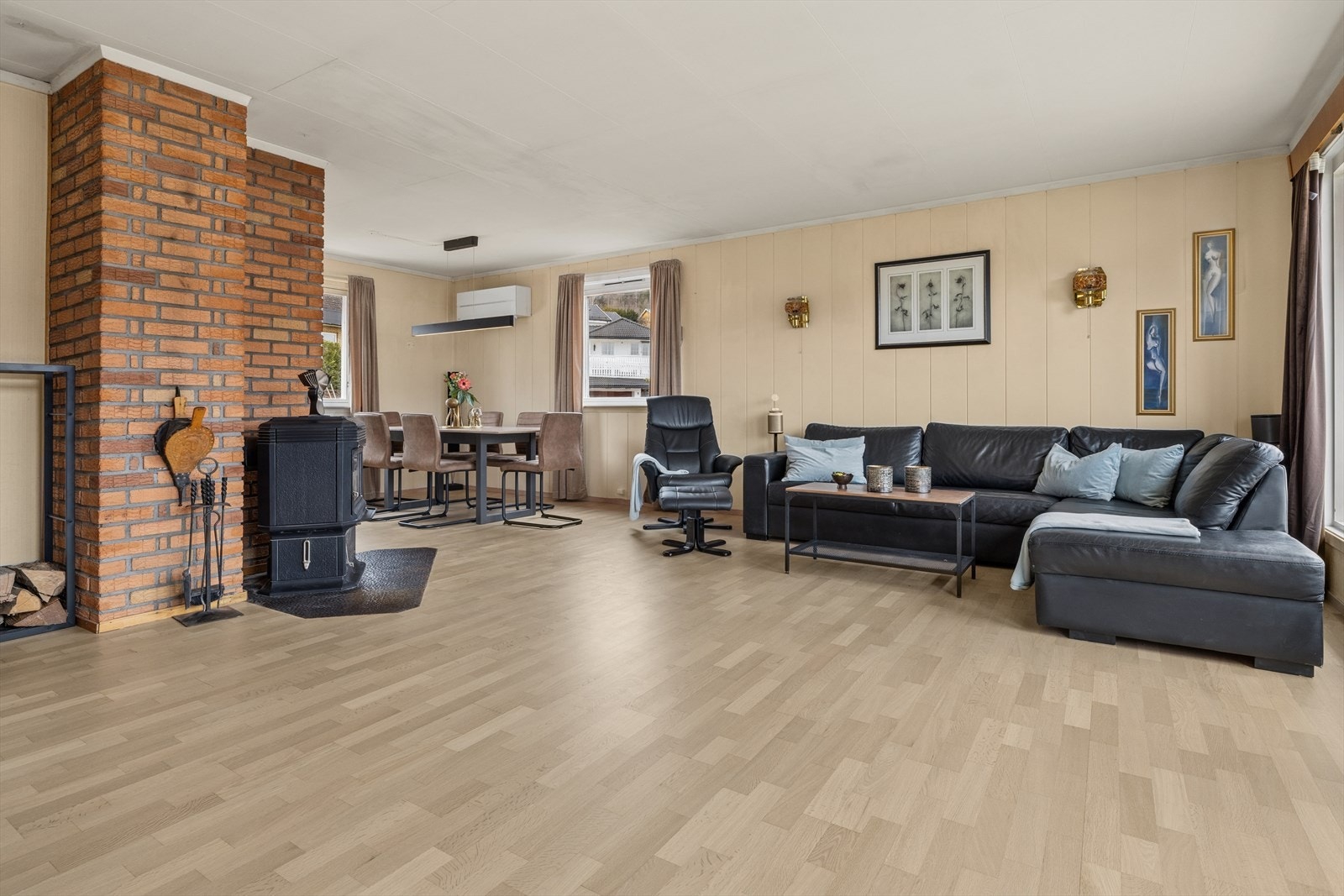 Stuen har god plass til både sofagruppe og spisebord. Galleribilde