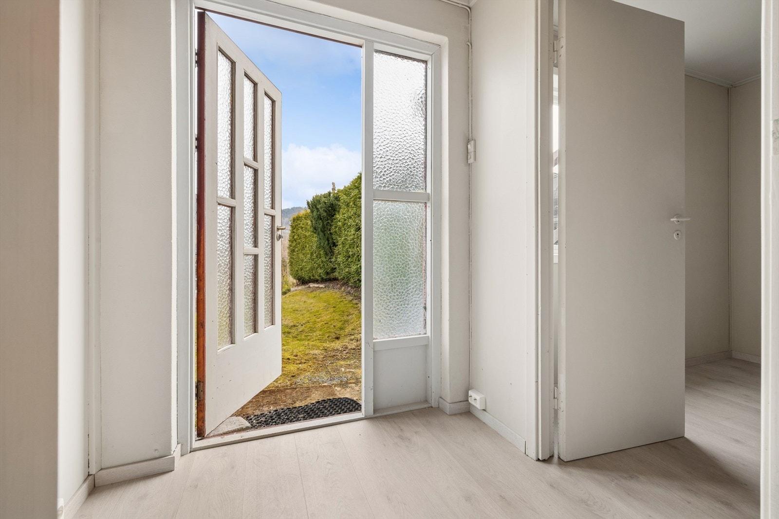 Egen inngang til kjelleretasjen fra hagen. Galleribilde