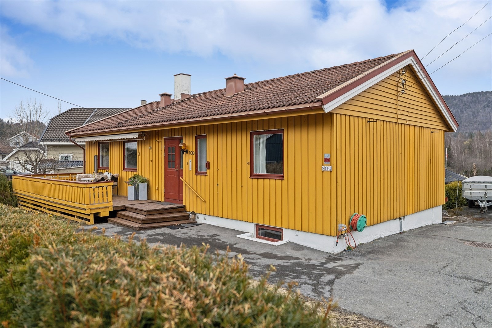 Velkommen til Jarenveien 10B presentert av eiendomsmegler Lene Martinsen! En enebolig med stort potensial, beliggende på en tomt på 956 m² i et etablert og barnevennlig boligområde på Skui. Galleribilde