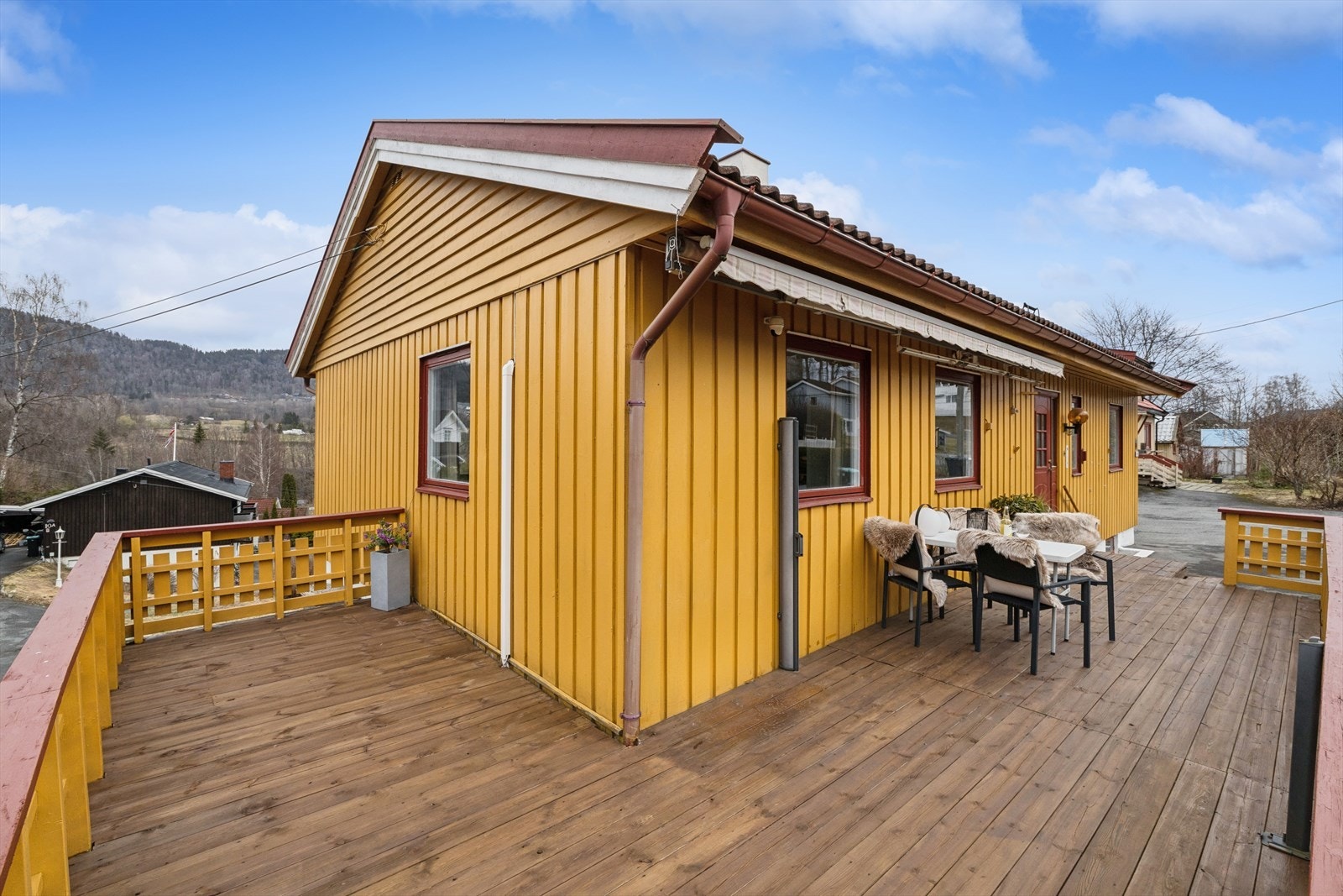 Terrassen på ca. 29 m² har god plass til utemøbler og fungerer som en fin forlengelse av boligen i sommerhalvåret. Galleribilde