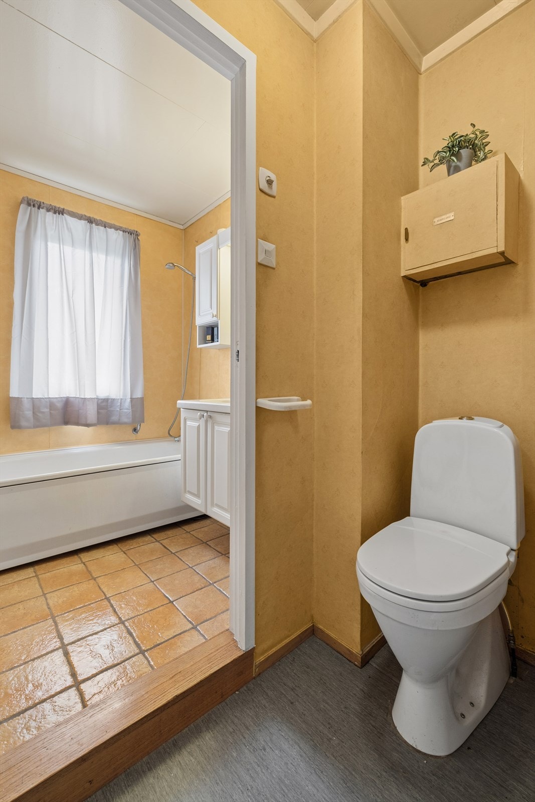 Badet i første etasje er todelt, med separat toalettrom og baderom med badekar. Galleribilde