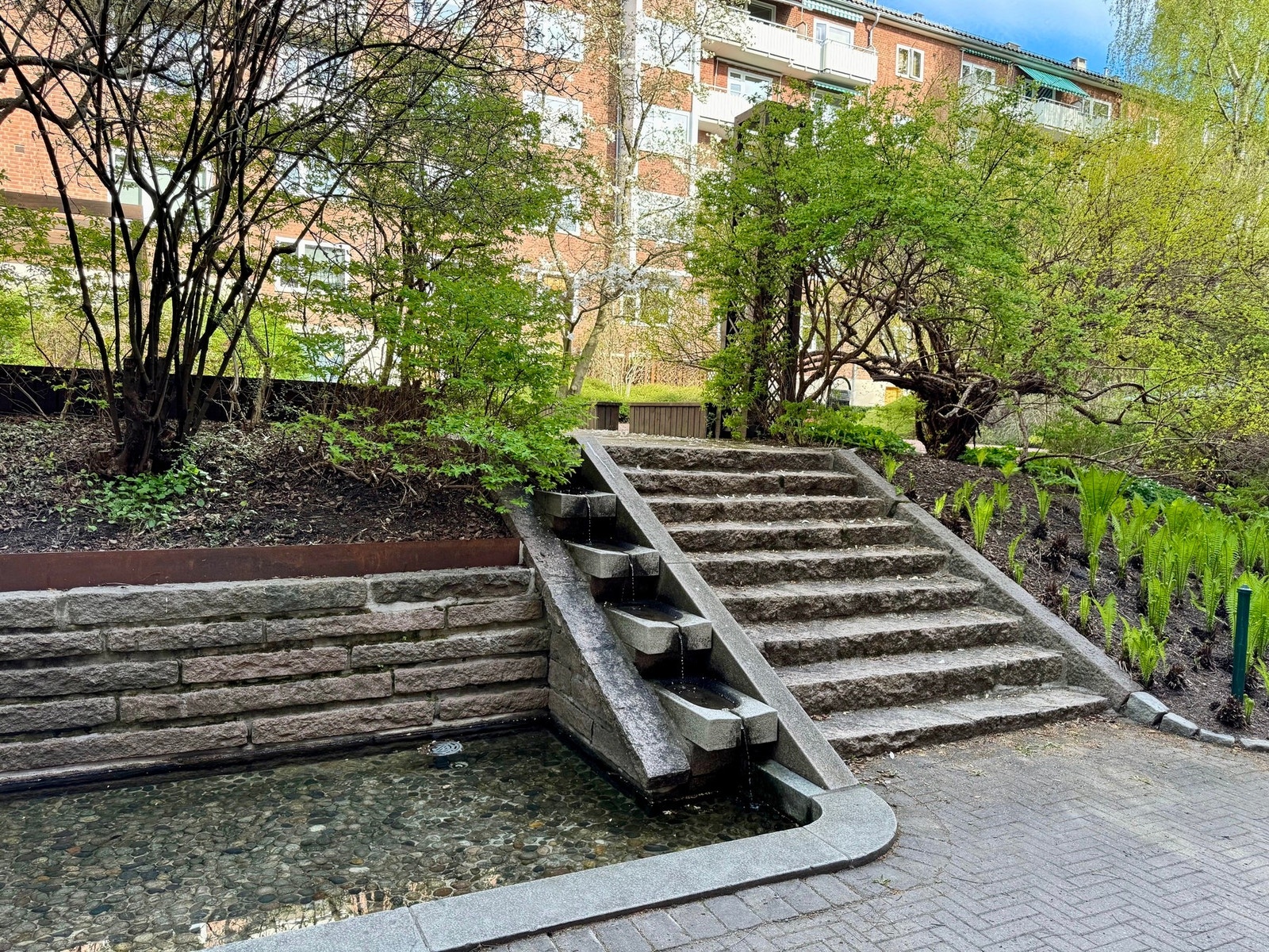 Med den sentrale beliggenheten har du likevel gode muligheter til å nyte stillheten, eller lyden av fontenen i gården. Galleribilde