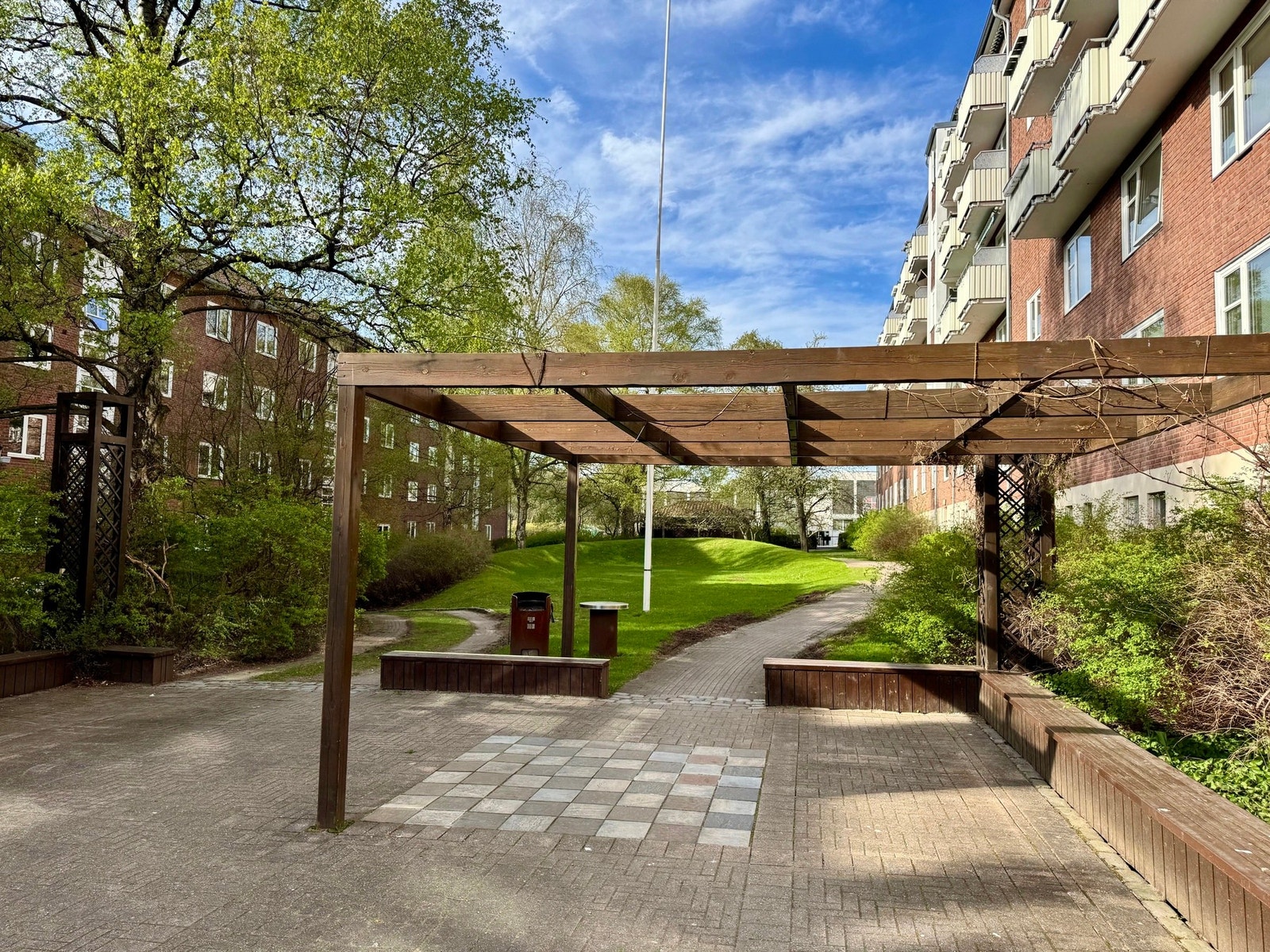 Dette er et veldrevet aksjelag med pent opparbeidede uteområder. Her er det grill, fontene og flere sittegrupper som settes ut for sesongen hvert øyeblikk. Galleribilde