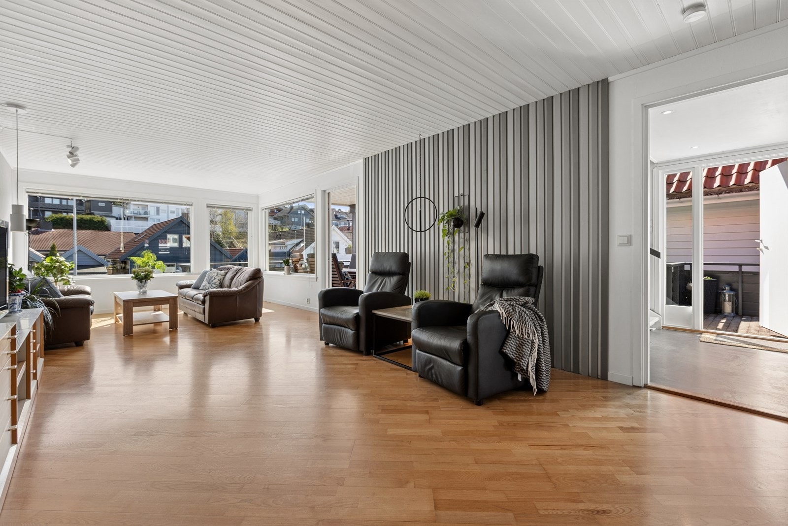 Stuen er et romslig oppholdsrom, hvor det er lett å se for seg både rolige hverdagsstunder og hyggelige kvelder med familie og venner. Galleribilde
