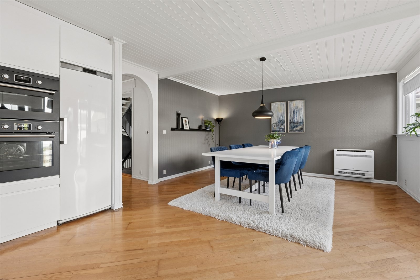 I åpen løsning med kjøkkenet ligger spisestuen, med god plass til et stort spisebord. Fra spisestuen er det utgang til en terrasse. Rommet er på byggetegningene godkjent som disponibelt rom, og en endring til rom for varig opphold er søknadspliktig. Galleribilde