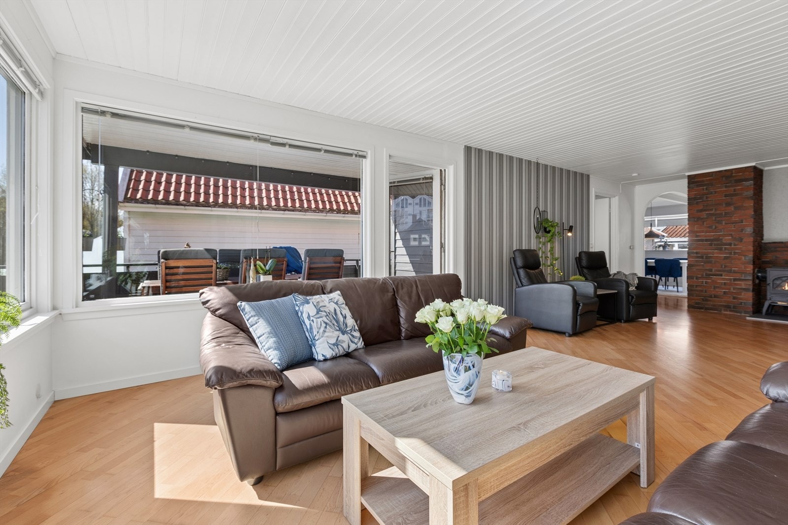 De store vindusflatene gir godt med lys og en fin forbindelse til uteområdet. Galleribilde