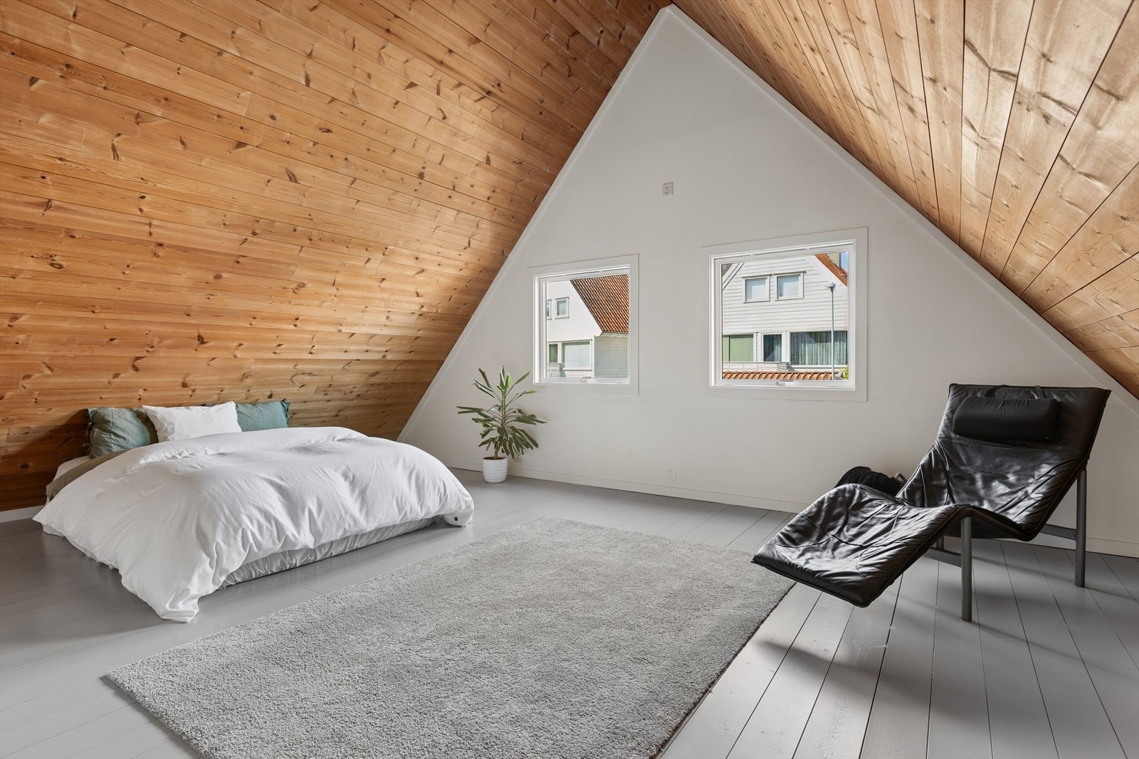 Det andre soverommet i etasjen er også av god størrelse, med plass til seng og arbeids- eller lekeområde. Galleribilde