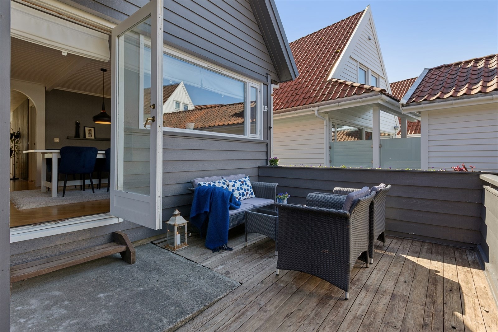 En lun og hyggelig uteplass ved inngangspartiet, med plass til en liten sittegruppe. Galleribilde