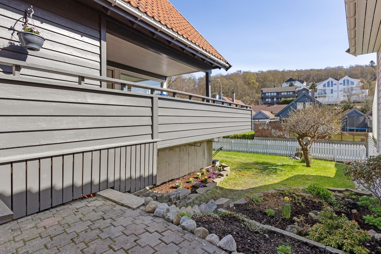 Hagen gir gode muligheter for lek og utendørsaktiviteter for hele familien. Galleribilde
