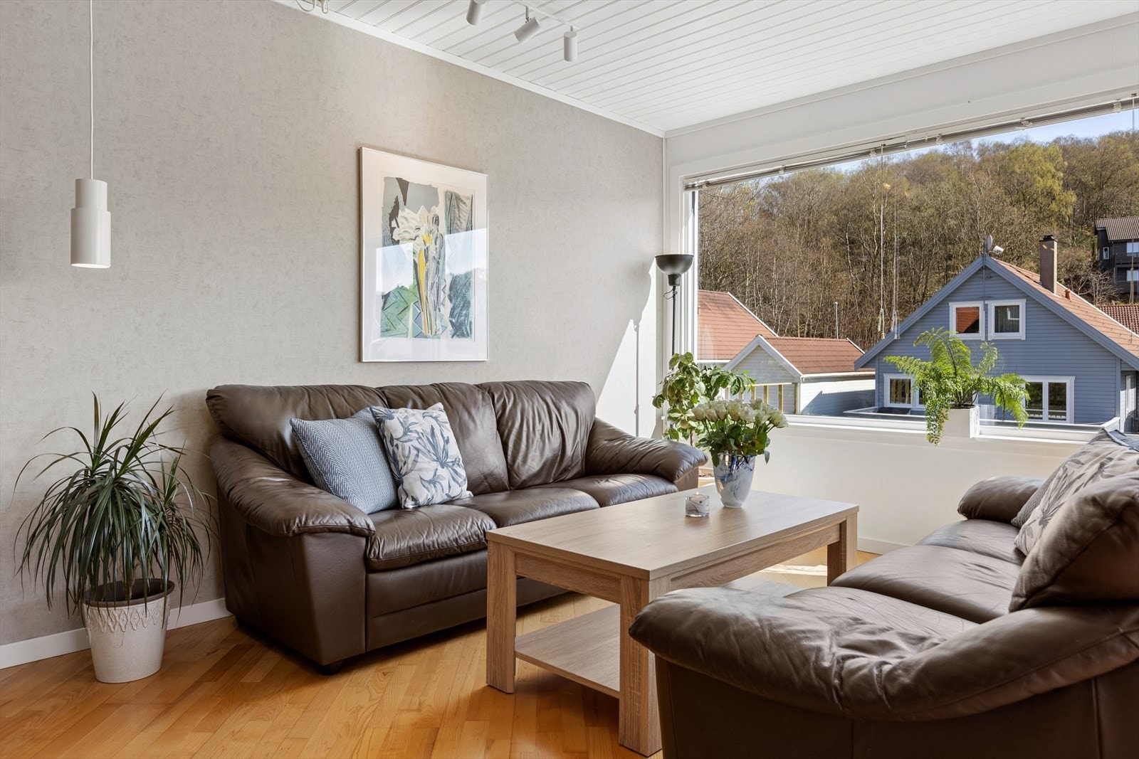 Stuen har god plass til flere sittegrupper og en fleksibel møblering. Galleribilde