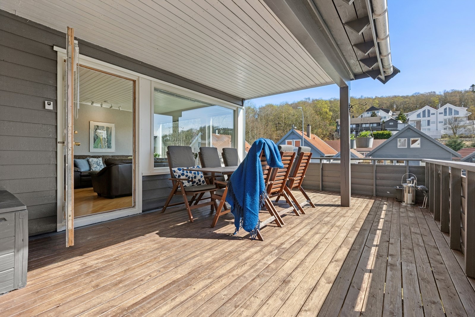 Fra stuen er det direkte utgang til en terrasse, med god plass til både spisebord og utemøbler. Galleribilde