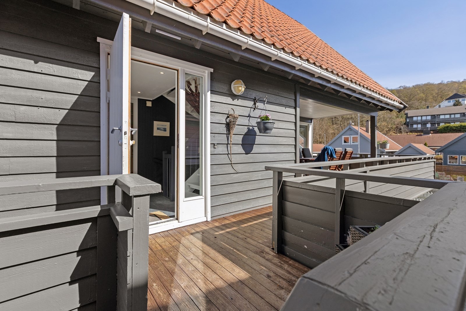 Terrassen fungerer som en naturlig forlengelse av boligens sosiale sone i sommerhalvåret. Galleribilde