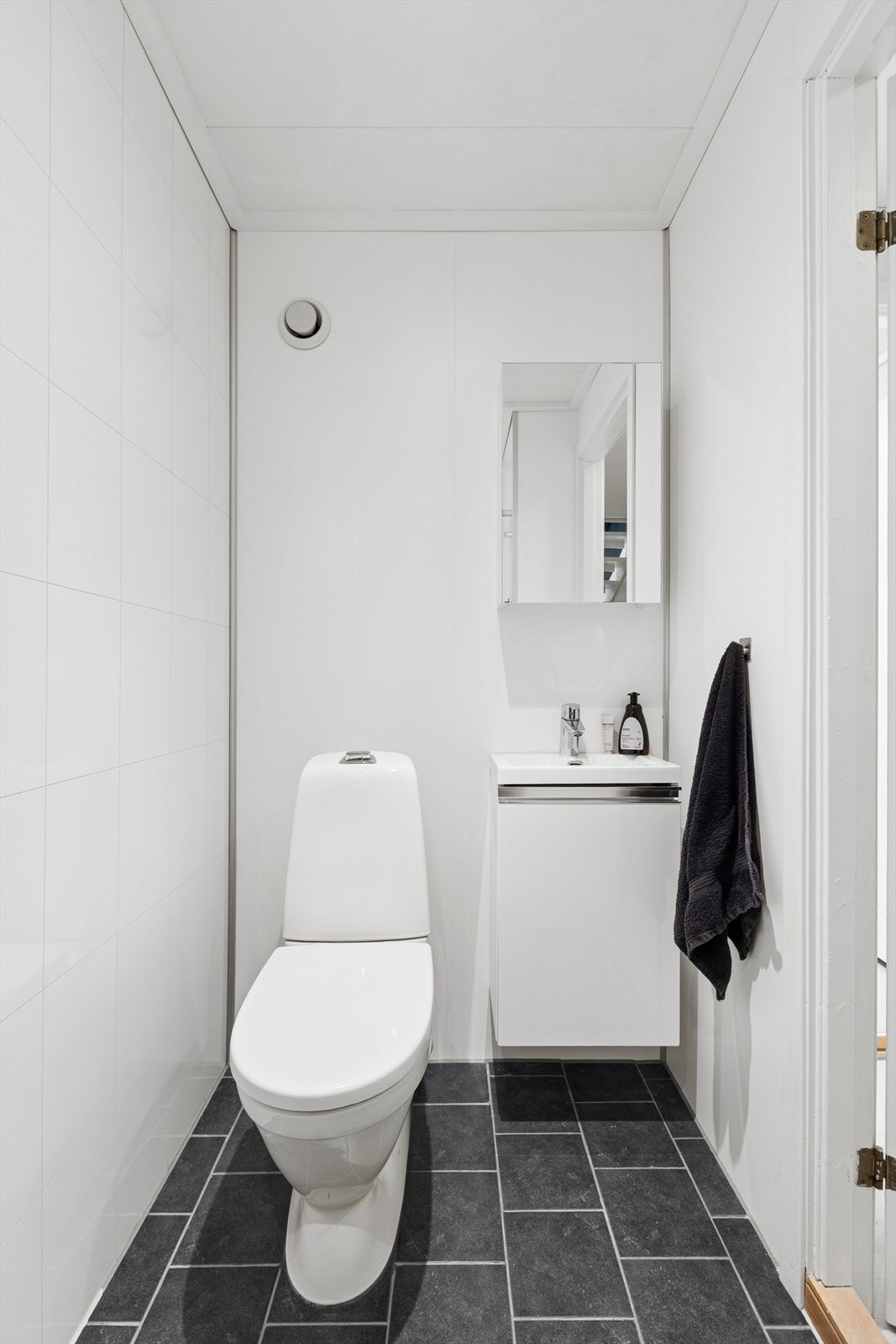 Badet i kjelleren har flislagt gulv med varmekabler. Galleribilde