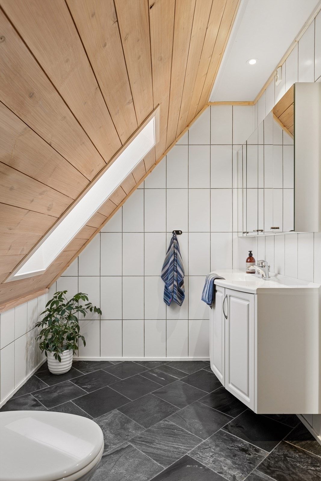 Badet i andre etasje er flislagt og har elektriske varmekabler i gulvet for god komfort. Galleribilde