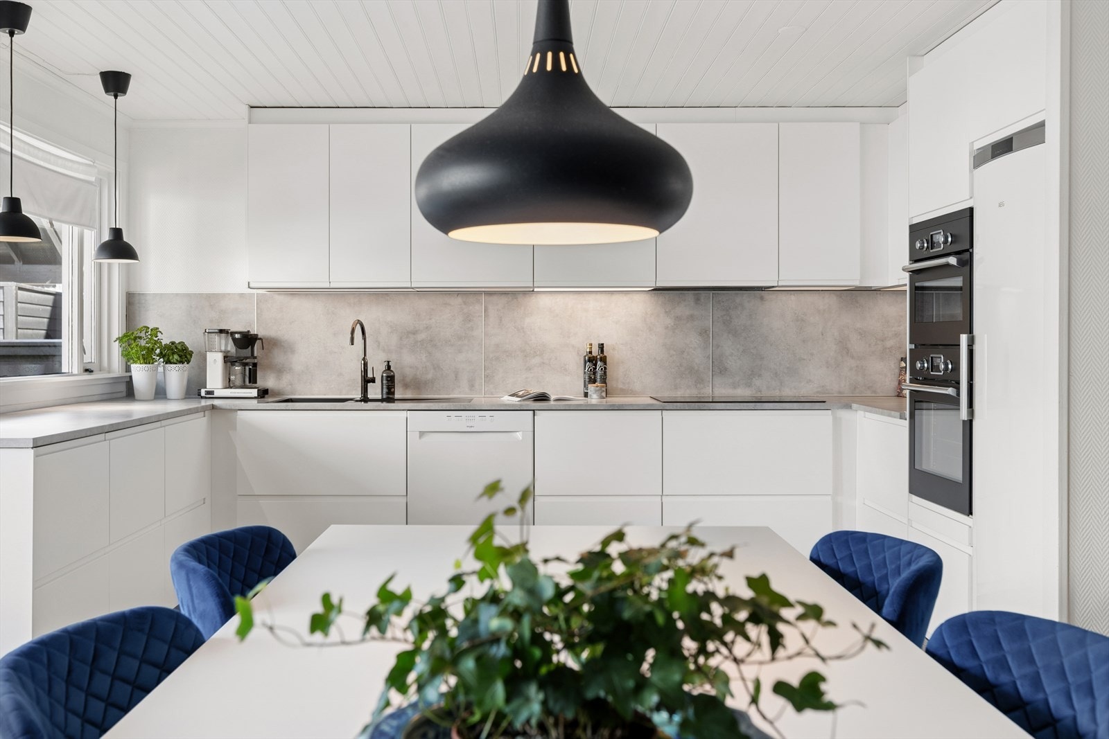 God belysning under overskapene gir en funksjonell og behagelig arbeidsflate. Galleribilde
