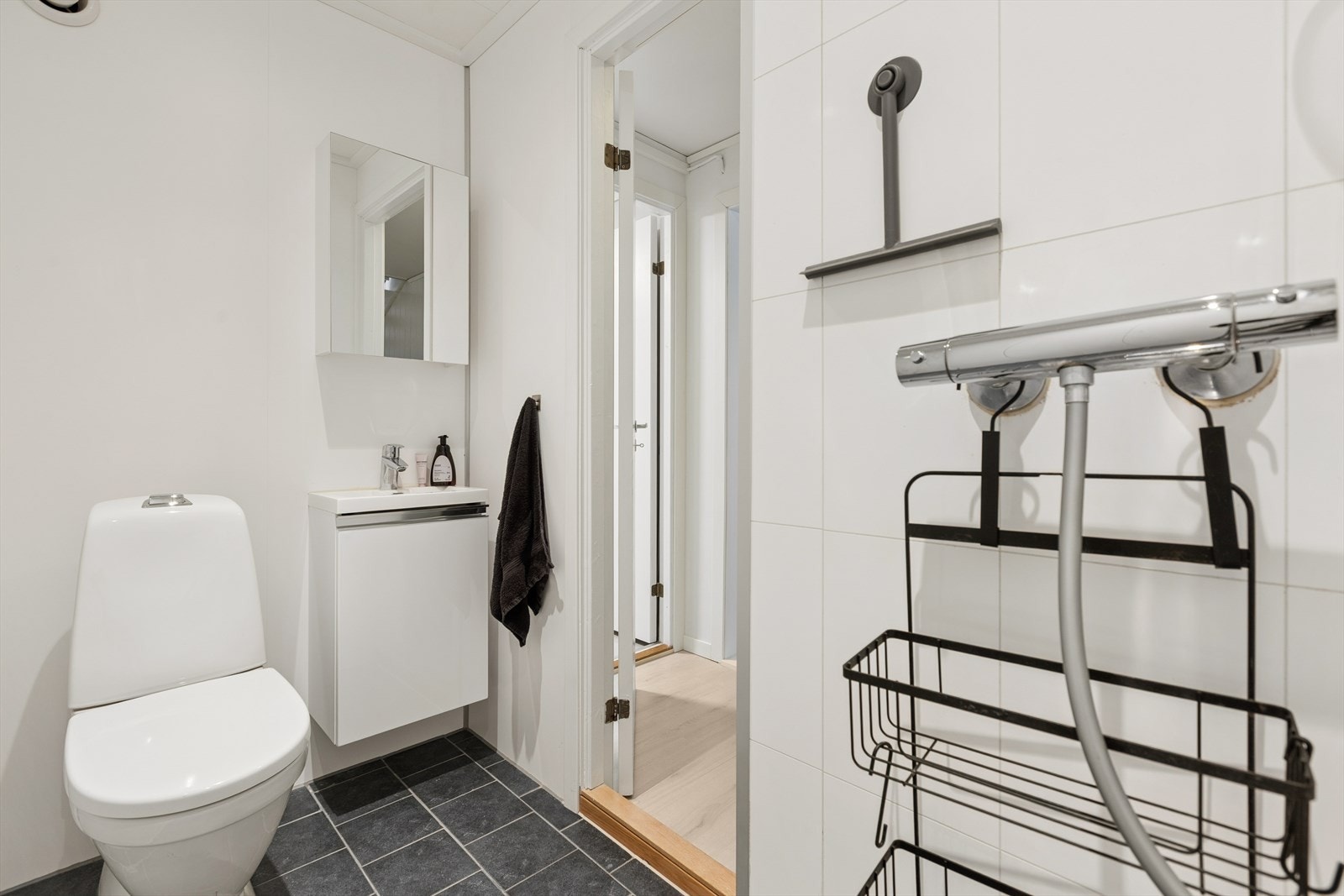Rommet er utstyrt med toalett og servant. Galleribilde