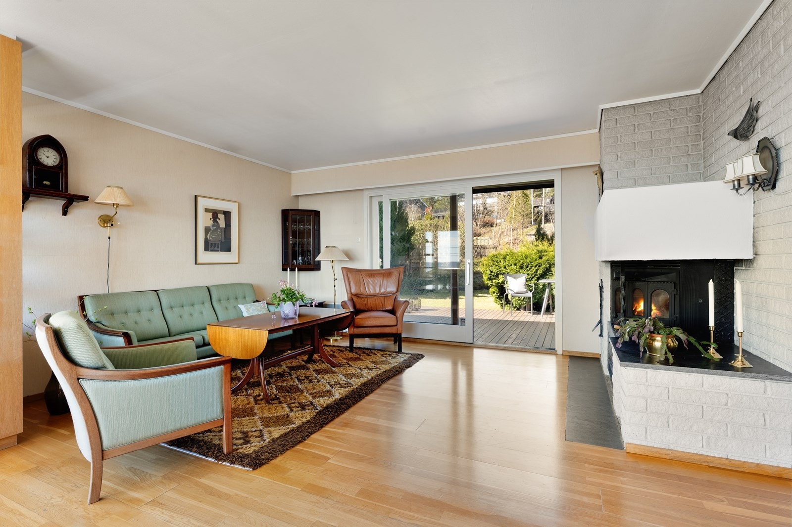 En peis med innsats gir ekstra varme og hygge. Fra stuen er det skyvedør ut til en stor terrasse på 27 m². Galleribilde