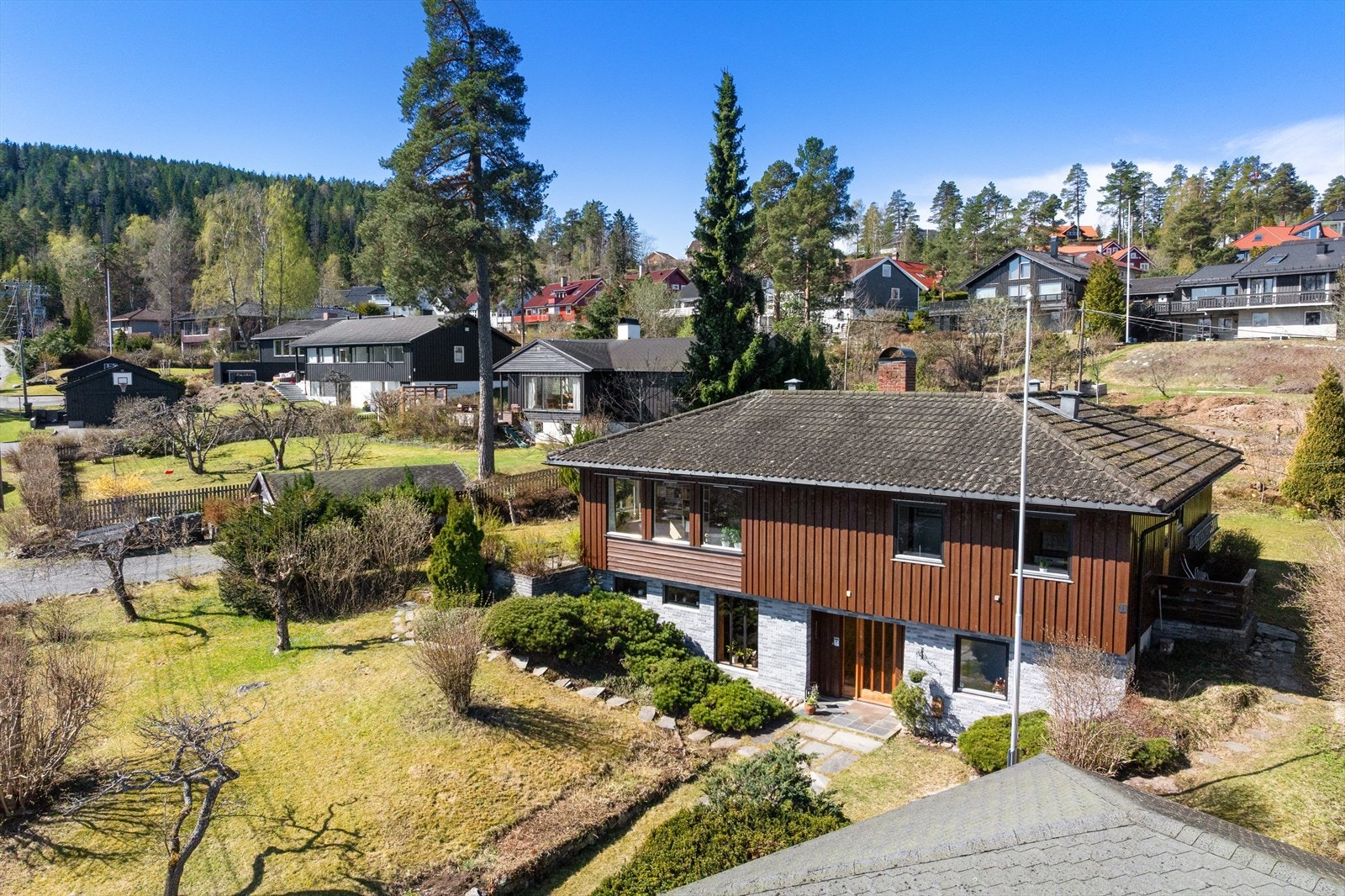 Eiendommen ligger i et veletablert og rolig boligområde, hovedsakelig bestående av eneboliger. Galleribilde