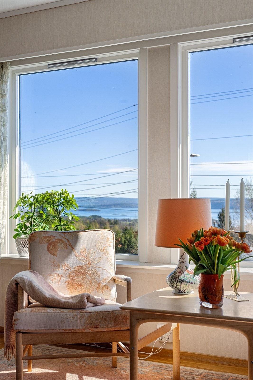 De store vinduene slipper inn rikelig med naturlig lys. Galleribilde