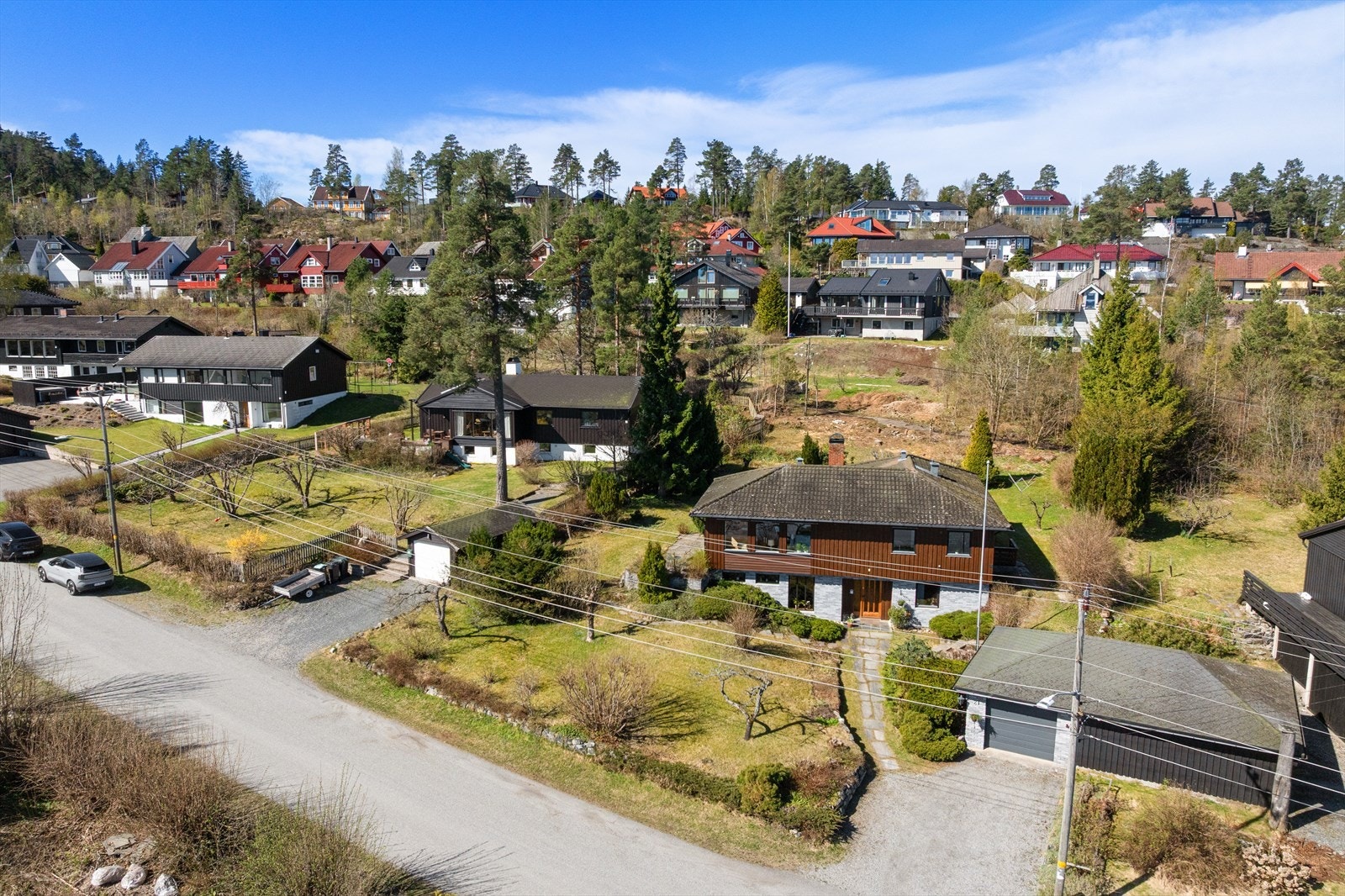 Til boligen hører en egen garasje i garasjebygg som deles med naboen. Galleribilde