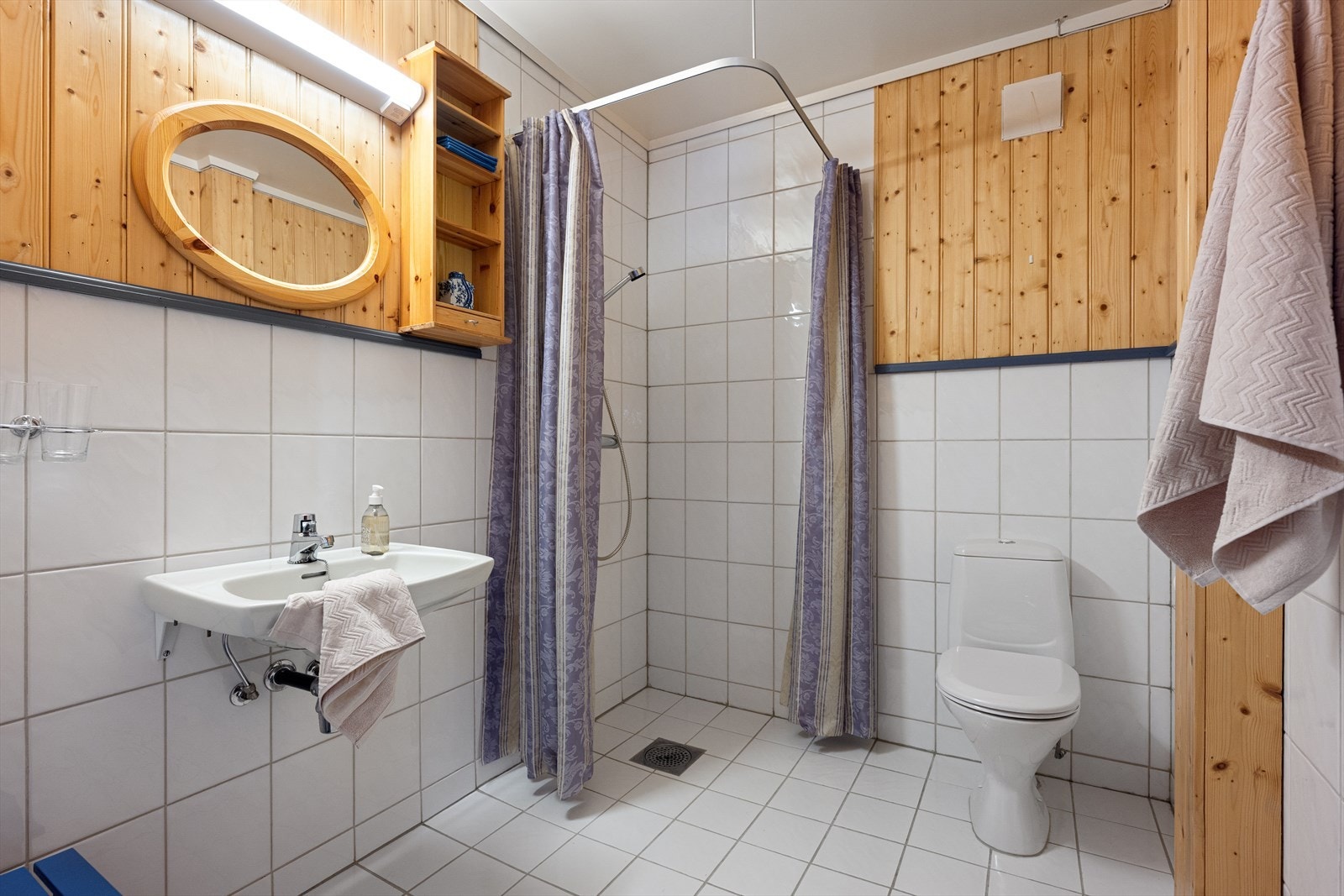 Badet i underetasjen har varmekabler i gulvet. Galleribilde