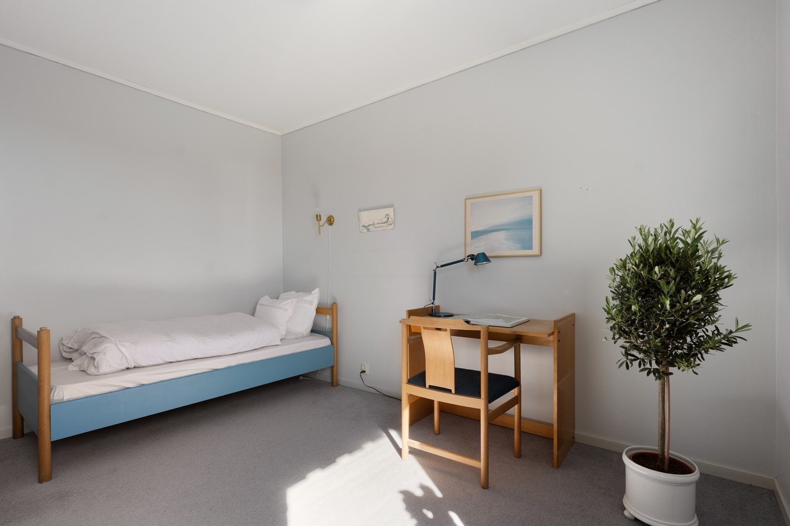 Rommet har god plass til både seng og skrivebord. Galleribilde