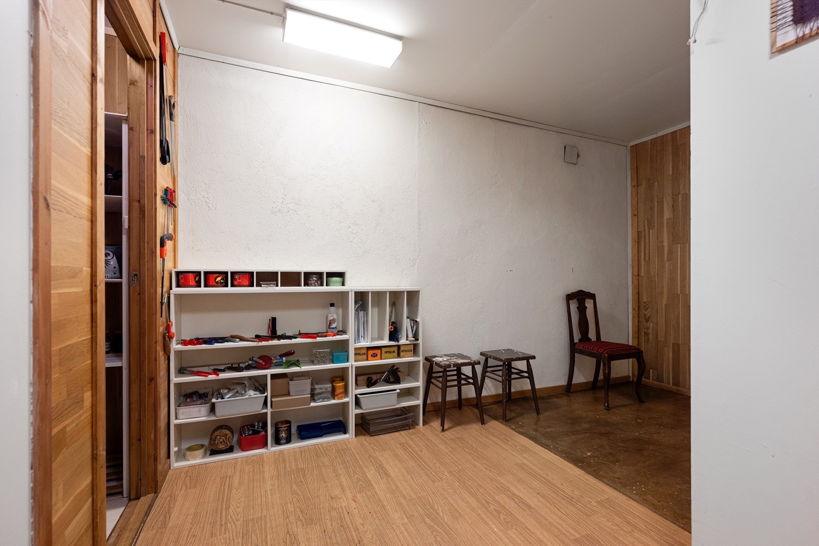 Den ene boden er innredet som et praktisk hobbyrom. Galleribilde