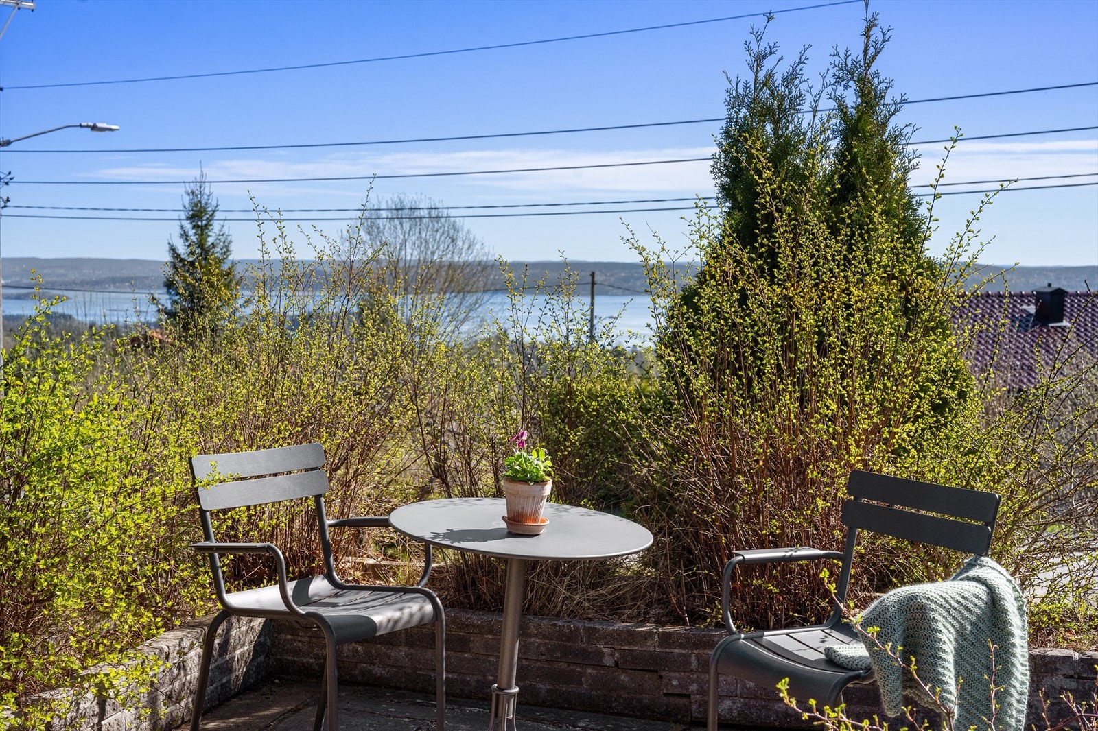 Terrassen på siden av huset er en fin plass for en morgenkaffe, Galleribilde
