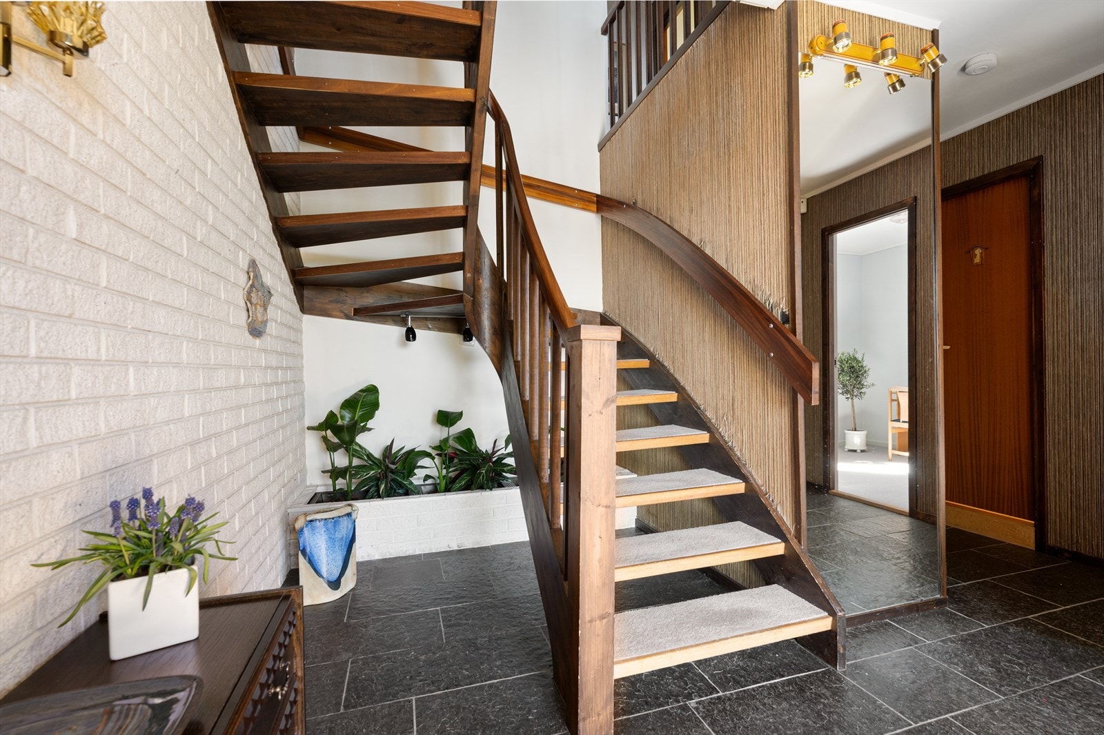 Den innvendige trappen binder de to etasjene sammen på en elegant måte. Galleribilde