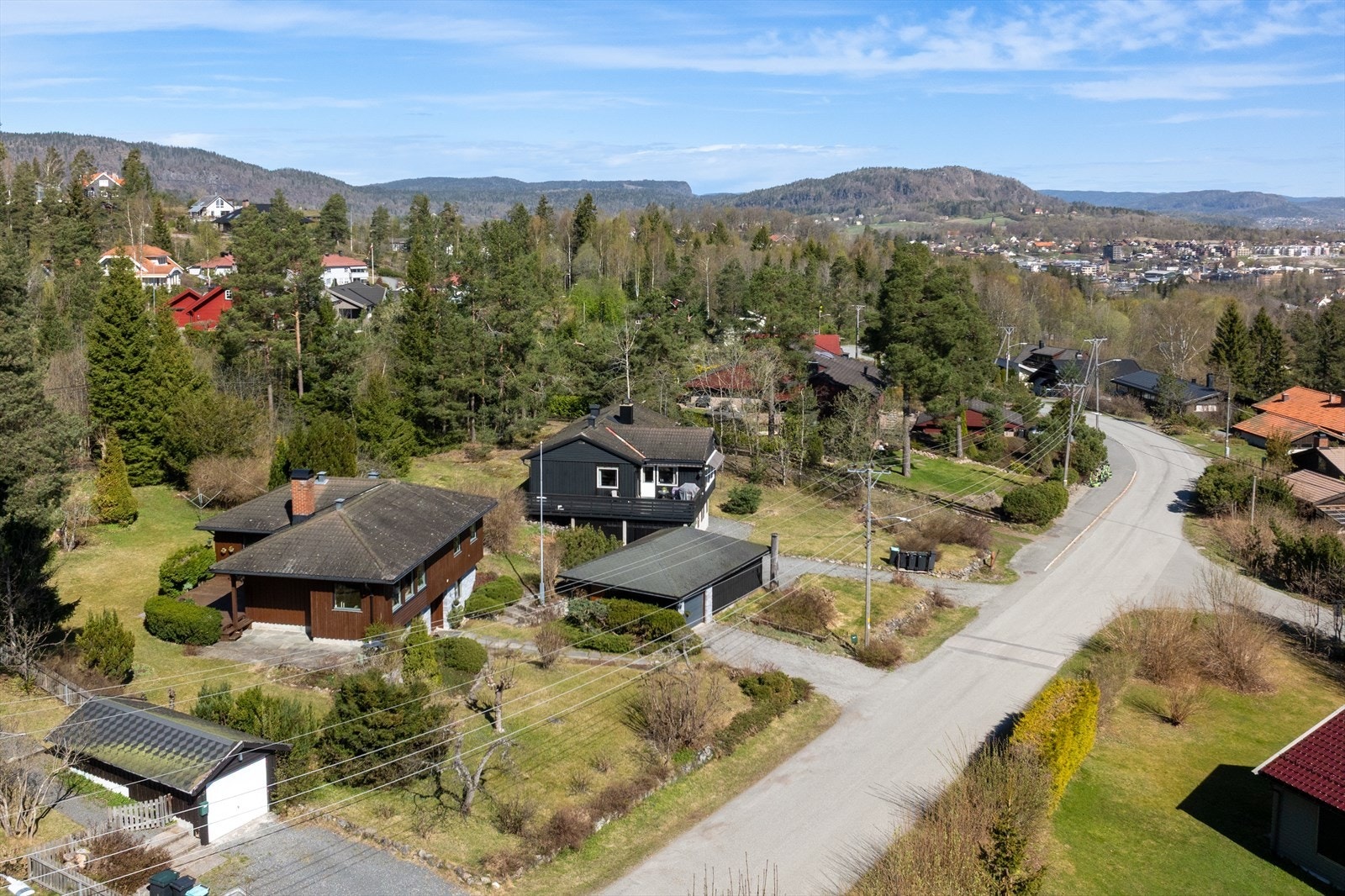 Kollektivtilbudet er godt, med bussholdeplass 4 minutter unna og både Asker og Bondivann togstasjoner innen gangavstand. Galleribilde