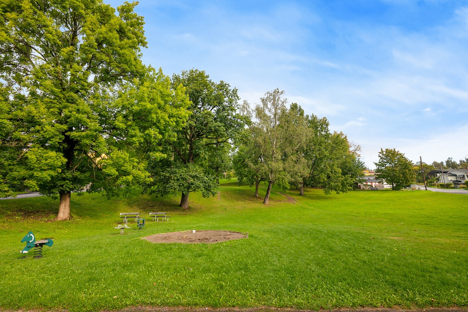 Damefallet ligger rett ved og er en parkmessig trasé som strekker seg fra Ullevålsletta til Sognsvann og er et hyggelig grøntområde for turer, lek og nabolagsaktiviteter. Galleribilde