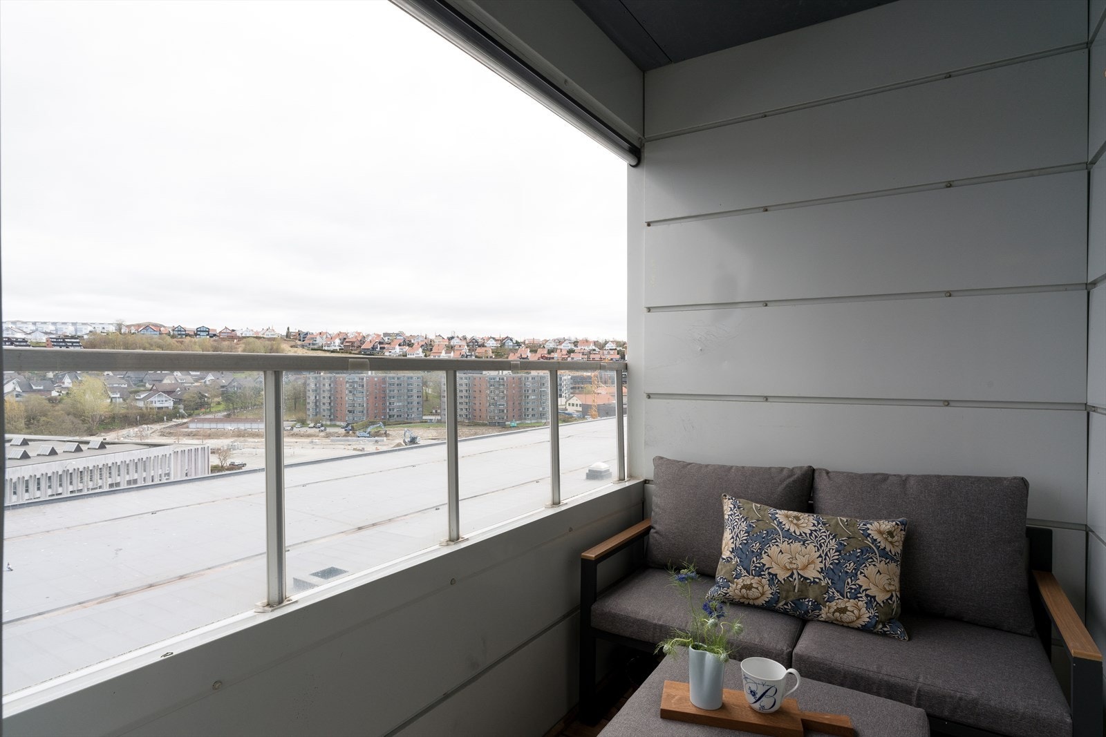 Fra stuen er det utgang til balkong. Galleribilde