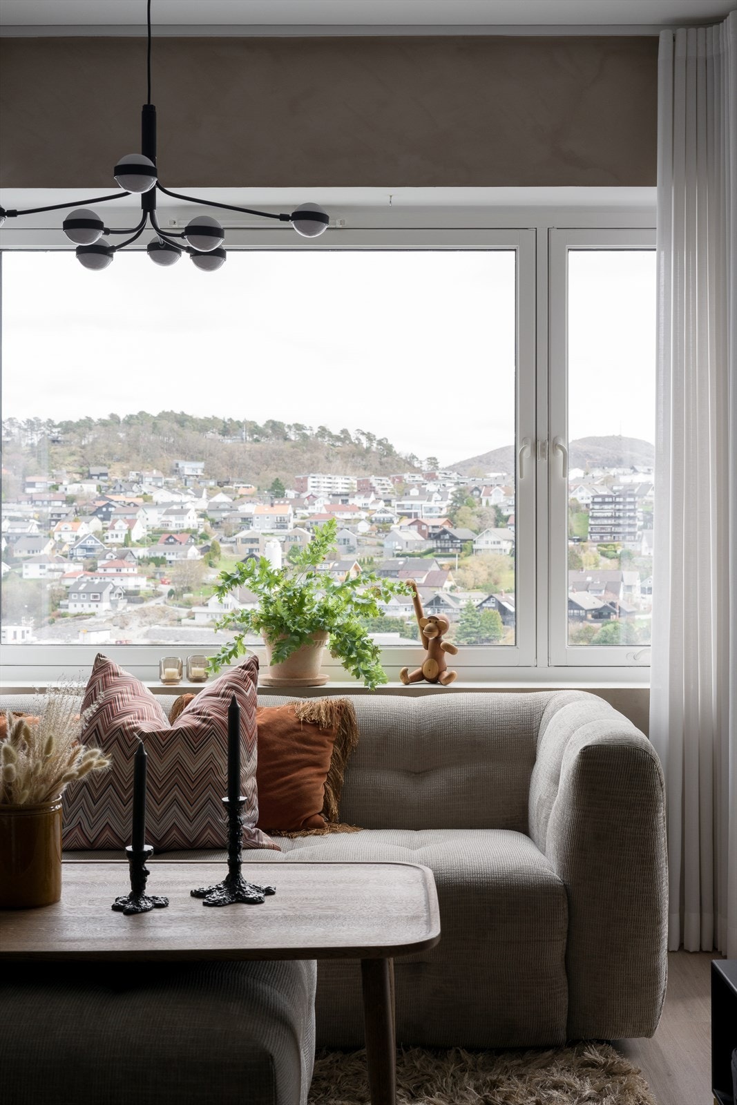 Her er det god plass til sofa og øvrig møblement. Galleribilde