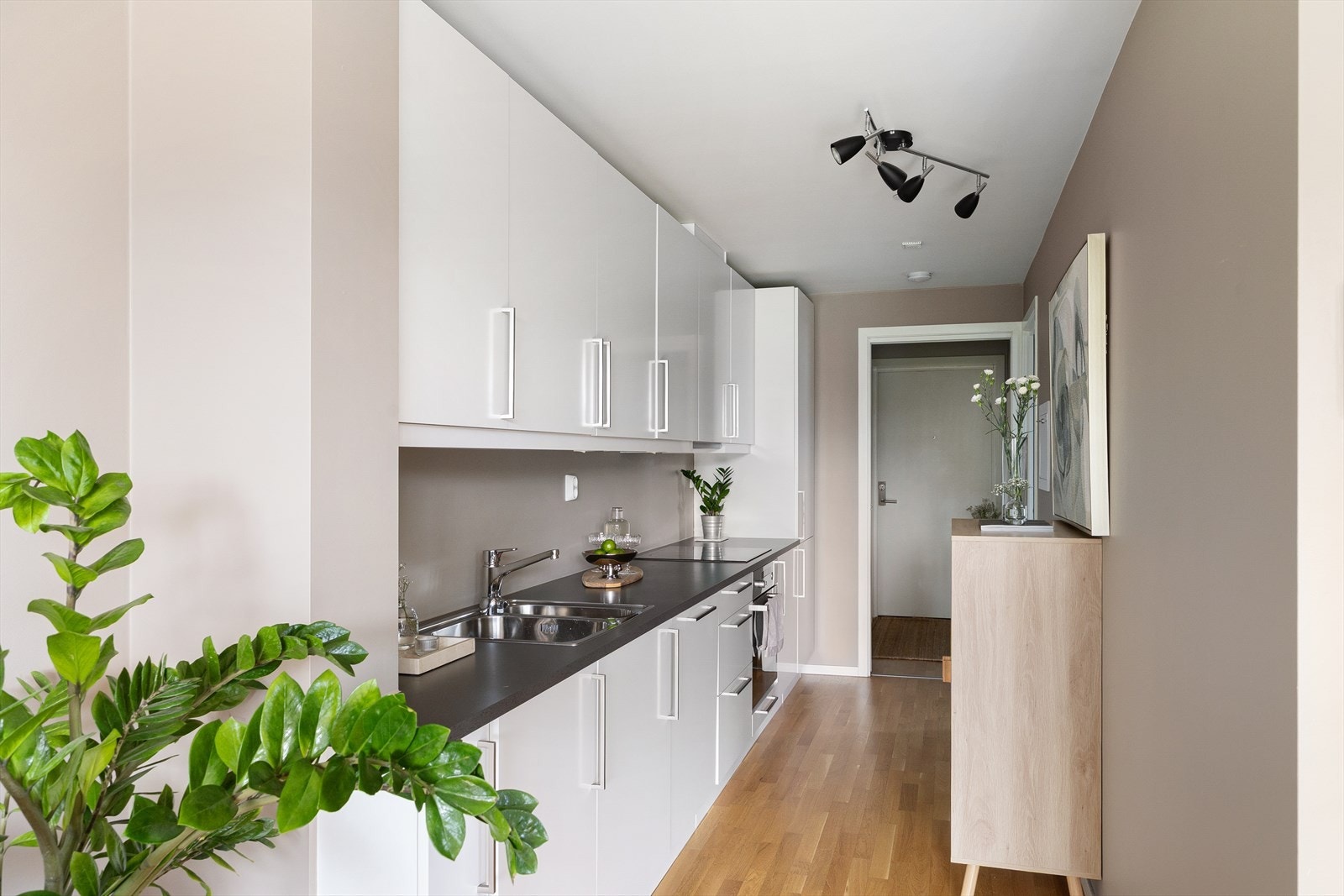 Moderne HTH-kjøkken med rikelig skap- og benkeplass. Galleribilde