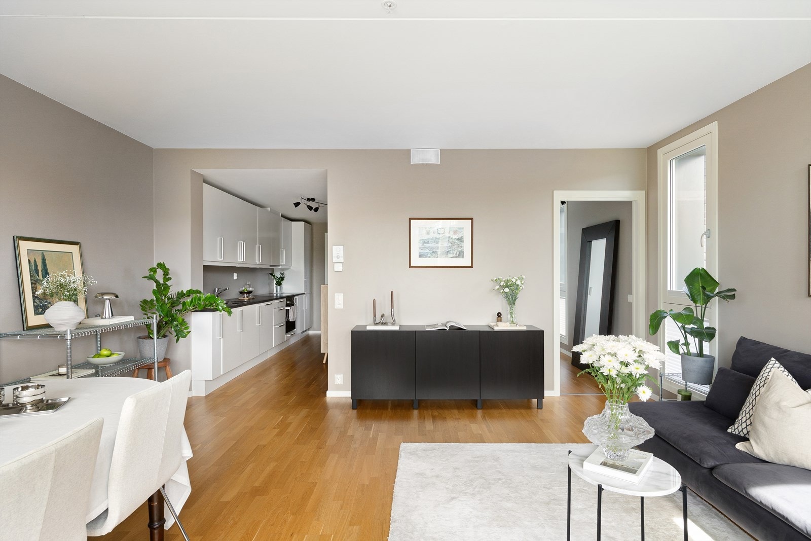 Leiligheten er utstyrt med vannbåren gulvvarme og balansert ventilasjon med varmegjenvinning, som sikrer et behagelig og energieffektivt inneklima. Galleribilde
