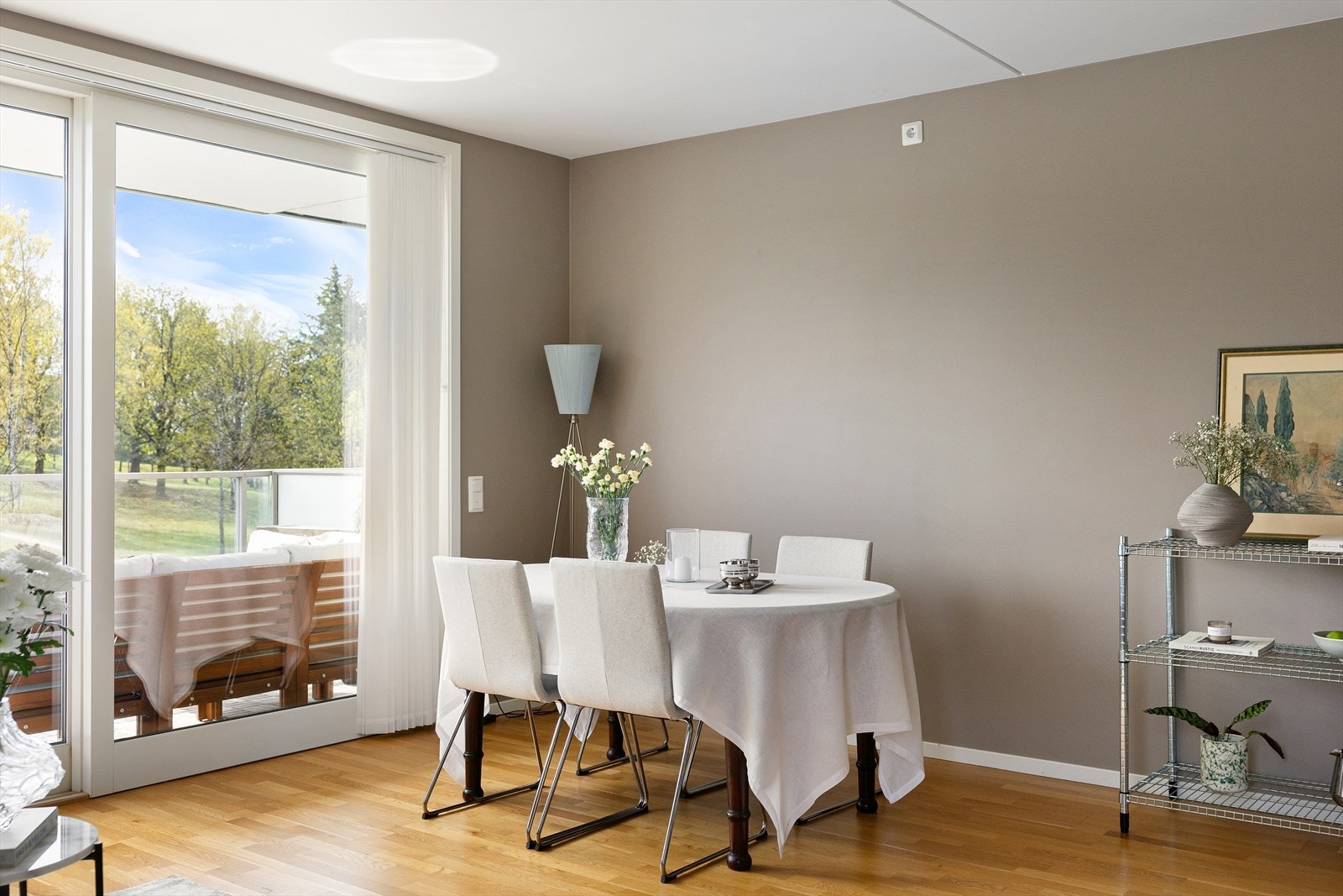 Stuen har også god plass til et hyggelig spisebord, som gir gode rammer for sosiale sammenkomster og besøk av familie og venner. Galleribilde