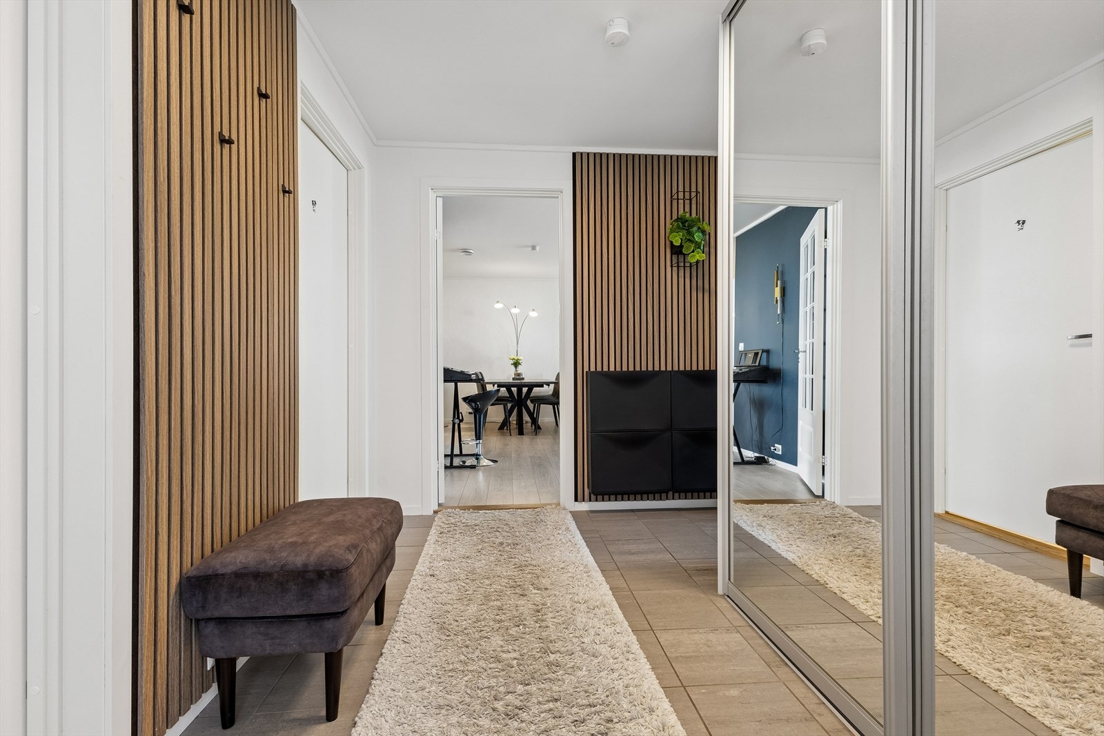 Romslig gang med plass til møbler som benk, skoskap eller lignende. Galleribilde