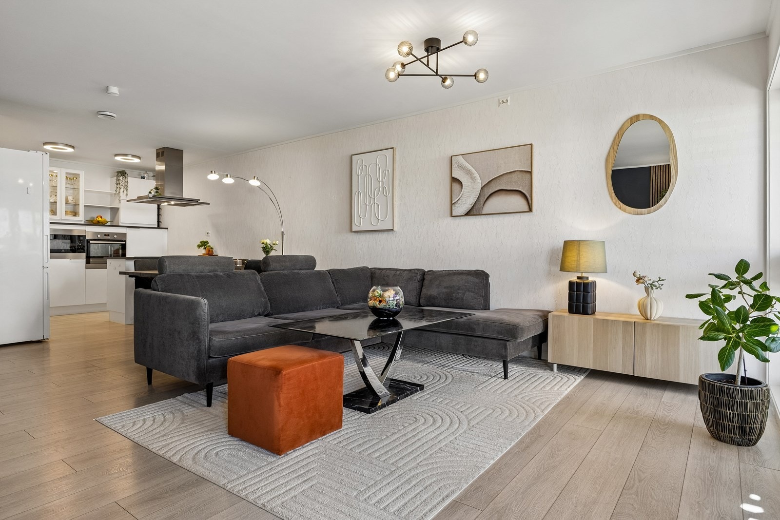 Stuen er romslig og innbydende med store vindusflater som slipper inn rikelig med naturlig lys. Galleribilde