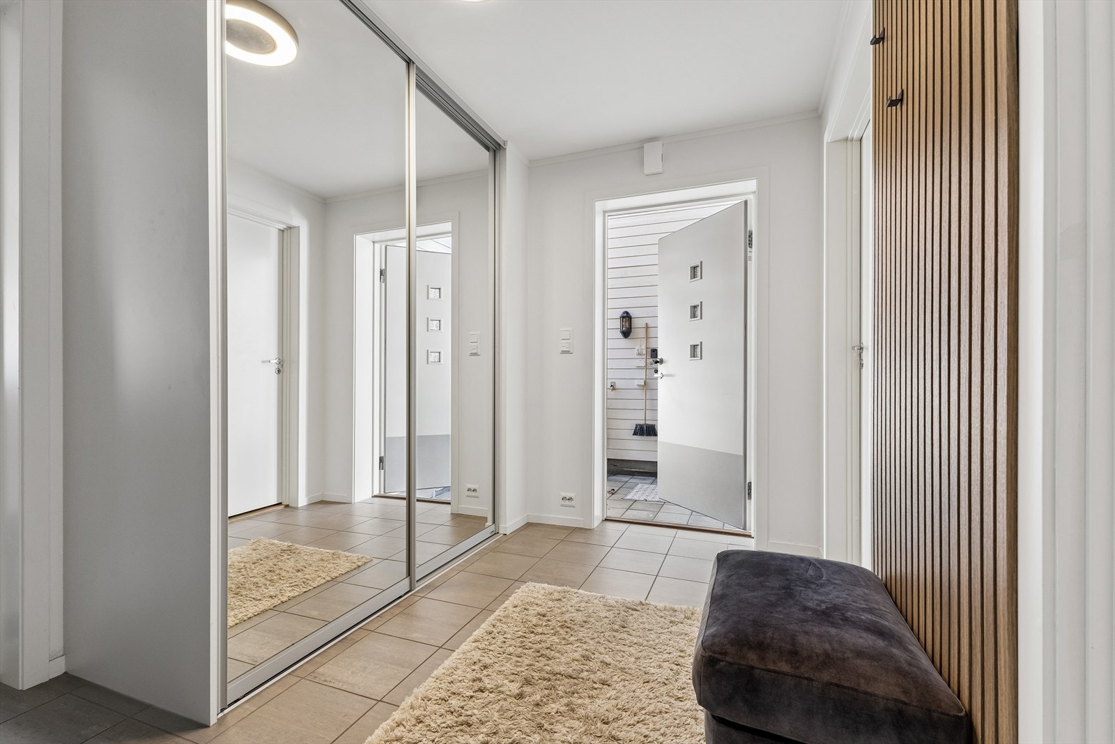 Stor skyvedørsgarderobe med speilfronter når du kommer inn. Galleribilde