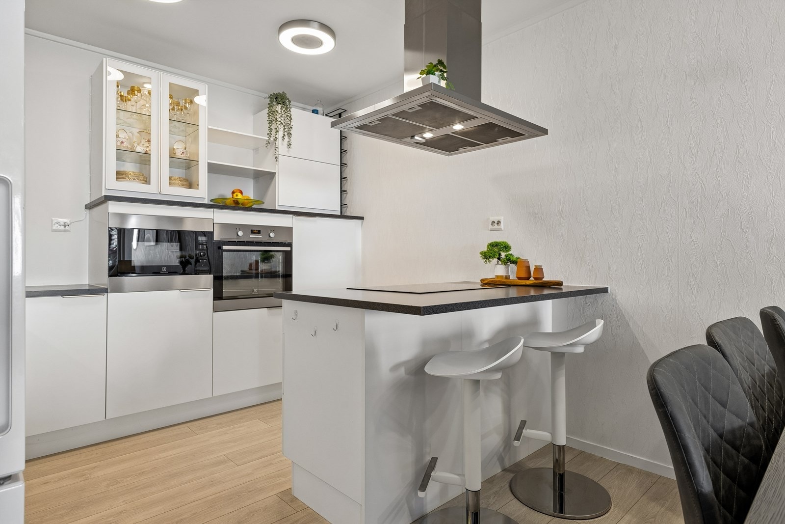 Kjøkkenet har moderne innredning med glatte fronter, godt med skap- og benkeplass samt integrerte hvitevarer. Galleribilde