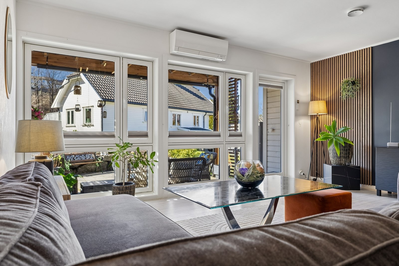 Fra stue er det utgang til skjermet og delvis overbygget terrasse med gode solforhold og plass til utemøbler. Galleribilde