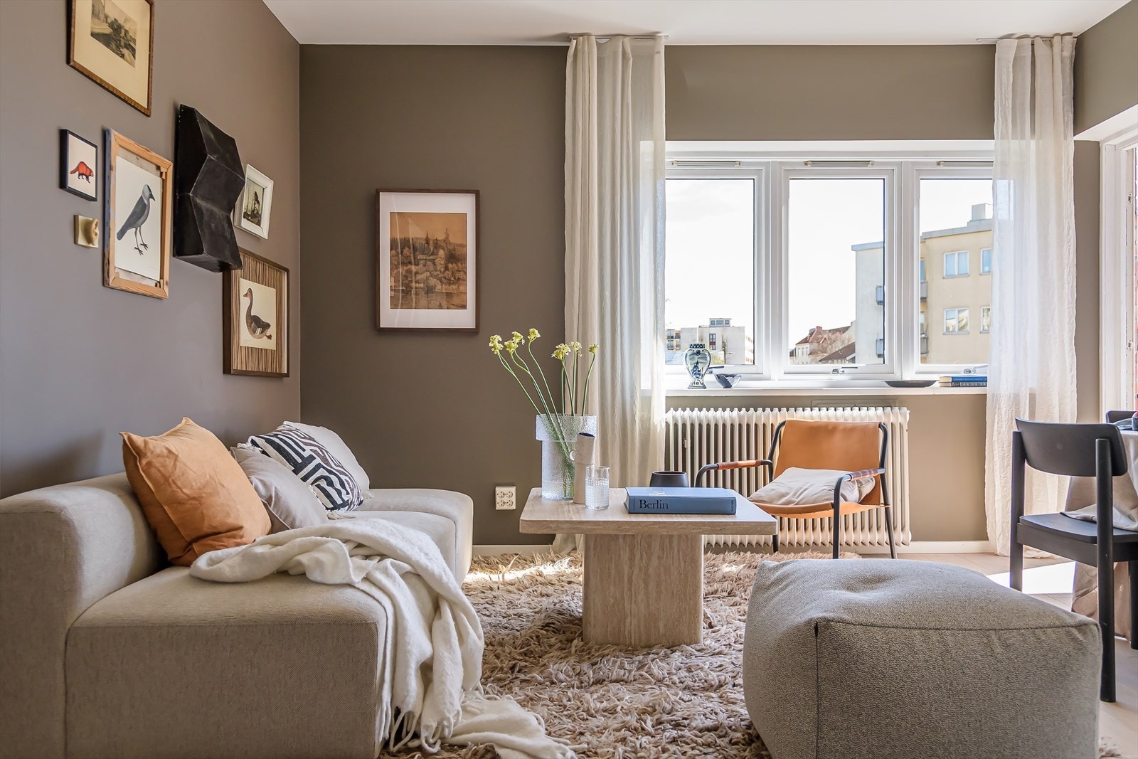 Overflatene er malt i en innbydende og harmonisk fargetone, og gulvet er dekket med lyst laminat. Galleribilde