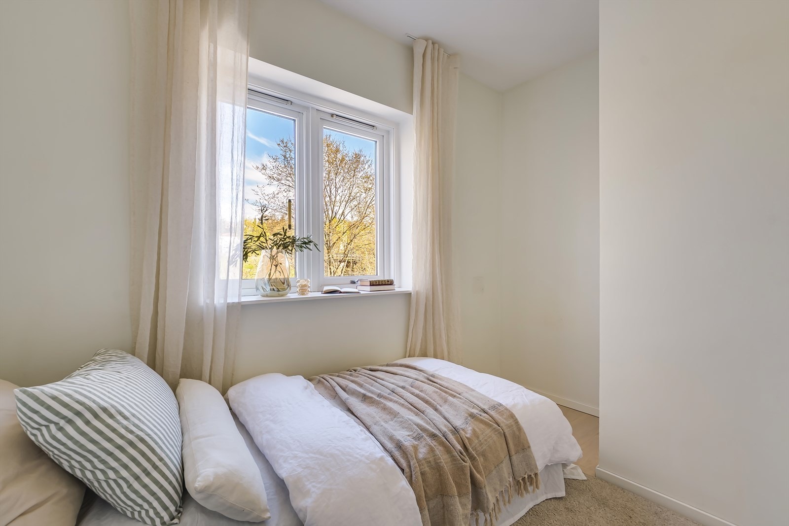 Det minste soverommet er 6,7m² som er under dagens anbefalte størrelse på 7m² for rom til varig opphold. Galleribilde